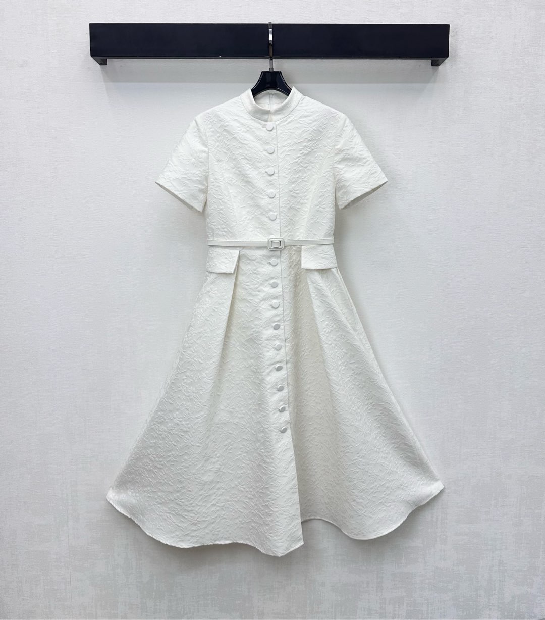 NO:605418,Dio*'s new arrival jacquard short-sleeved dress made of imported YB mulberry silk. Delicate luster, crisp and stylish. The whole body is covered with bouquet embossed pattern design to highlight the brand's tone. The placket button design is matched with symmetrical flap pocket decoration to add layering to the look. The development of fabric accessories. Lapel short-sleeved dress tailoring. Perforated belt tightening and adjustment treatment to highlight the proportion and modify the figure. Commuting and dating wear temperament, charming British elegance. High version, dior, skirts, T-shirt, alexander  wang19860909Dio*新品上架提花短袖连衣裙定制YB进口桑蚕丝材质 光泽细腻 挺括有型 通体铺满花束压纹图案设计 彰显品牌调性 开襟纽扣设计配合对称翻盖口袋装饰 增添造型层次感 面辅料开发 翻领短袖连衣裙版型剪裁 穿孔腰带束紧调节处理凸显比例修饰身材 通勤约会穿搭气质魅力英伦优雅 高版本,,dior,skirts,T-shirt,alexander wang,Women's clothing