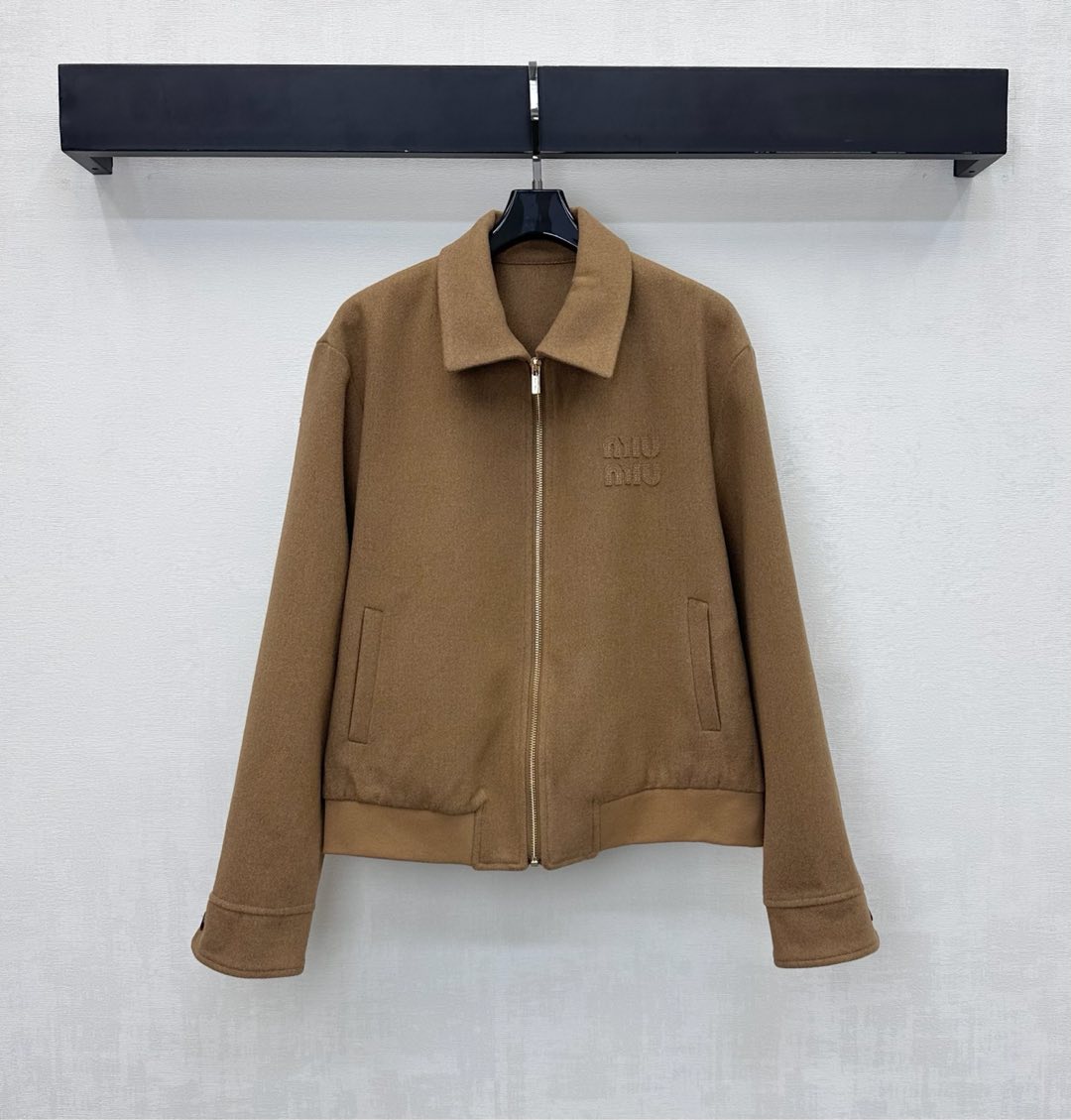 NO:605453,Miumi* new product launch lapel zipper jacket is made of YB imported twill cotton material. It is vertical, crisp and stylish. The zipper placket adjustment design is used to adjust the elastic thread at the hem. It adds layering to the shape. It has excellent windproof and cold protection effects. The iconic letter logo decoration on the chest highlights the brand tone. The development of surface accessories. The lapel jacket jacket is tailored to create a brand-specific sweet and cool style. Fashionable and stylish to wear. High version 2 colors,,miumiu,jackets  & coats,jackets & coats,alexander wang19860909Miumi*新品上架翻领拉链夹克外套定制YB进口斜纹全棉材质 垂顺挺括有型 沿用拉链开襟调节设计 配合下摆弹力螺纹收窄处理 增添造型层次感 防风御寒效果一绝 胸前点缀标志性字母徽标装饰 彰显品牌调性 面辅料开发 翻领夹克外套版型剪裁 打造出品牌专属甜酷风 穿搭时髦洋气  高版本2色,,miumiu,jackets & coats,jackets & coats,alexander wang,Women's clothing