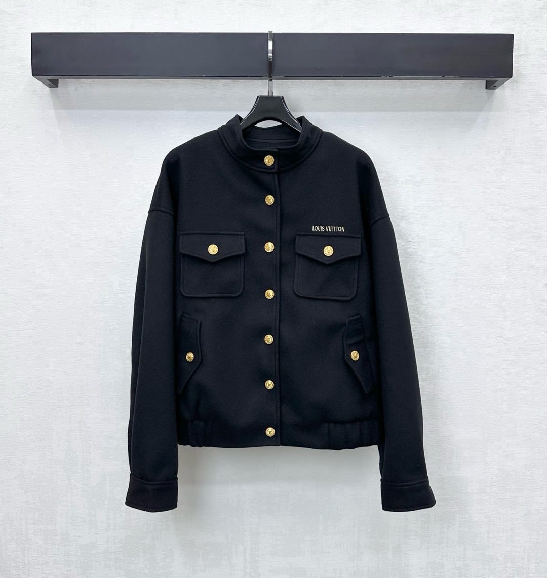 NO:605826,Louis Vuitto*2025 new products are on the shelves. The stand-up collar woolen jacket is made of YB imported wool material. It is crisp and stylish. Decorated with flaps and multiple pockets. Adjustable with gold snap buttons to add layering to the look. The iconic embroidered letter logo on the chest echoes the metal label engraved on the back collar to highlight the brand tone. Surface accessories development. Stand-up collar snap-button jacket tailoring. Layering is neat and fashionable in autumn and winter. High version 2 colors, louis vuitton, jackets &  coats,jackets & coats,alexander wang19860909Louis Vuitto*2025新品上架立领毛呢夹克外套定制YB进口毛呢材质 挺括有型 饰以翻盖多口袋装饰 配合金色按扣调节设计 增添造型层次感 胸口点缀标志性刺绣字母徽标呼应后领刻印金属标牌 彰显品牌调性 面辅料开发 立领按扣夹克外套剪裁 秋冬叠穿利落时髦  高版本2色,,louis vuitton,jackets & coats,jackets & coats,alexander wang,Women's clothing