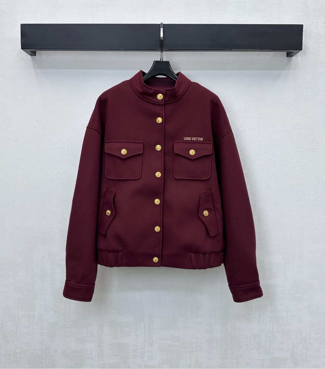 NO:605822,Louis Vuitto*2025 new products are on the shelves. The stand-up collar woolen jacket is made of YB imported wool material. It is crisp and stylish. Decorated with flaps and multiple pockets. Adjustable with gold snap buttons to add layering to the look. The iconic embroidered letter logo on the chest echoes the metal label engraved on the back collar to highlight the brand tone. Surface accessories development. Stand-up collar snap-button jacket tailoring. Layering is neat and fashionable in autumn and winter. High version 2 colors, louis vuitton, jackets &  coats,jackets & coats,alexander wang19860909Louis Vuitto*2025新品上架立领毛呢夹克外套定制YB进口毛呢材质 挺括有型 饰以翻盖多口袋装饰 配合金色按扣调节设计 增添造型层次感 胸口点缀标志性刺绣字母徽标呼应后领刻印金属标牌 彰显品牌调性 面辅料开发 立领按扣夹克外套剪裁 秋冬叠穿利落时髦  高版本2色,,louis vuitton,jackets & coats,jackets & coats,alexander wang,Women's clothing