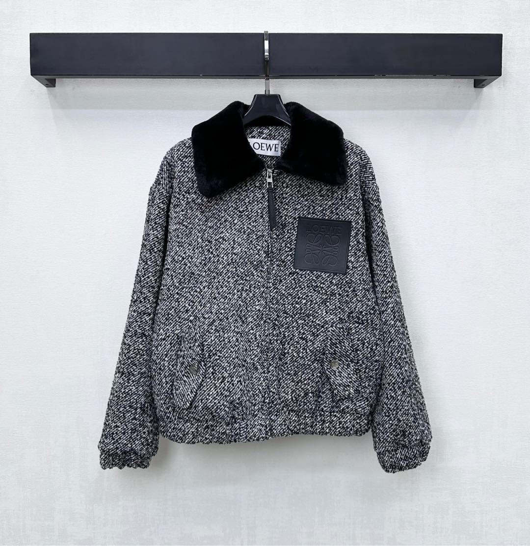 NO:606284,Loew*2025 new arrivals, fur collar woolen jacket customized with YB imported wool material. The texture is obvious and the texture is high-end. The short-pile fur collar collision design is used. The elastic elastic band at the cuff hem is narrowed to add a sense of layering. Leather totem engraved logo decoration on the chest highlights the brand tone. Surface accessories development. Lapel zipper jacket tailoring. Casual and fashionable. High version, loewe, jackets & coats, alexander wang19860909Loew*2025新品上架毛领呢子外套定制YB进口毛呢材质 肌理明显 质感高级 沿用短绒皮毛领碰撞设计 配合袖口下摆弹力松紧带收窄处理 增添造型层次感 胸前拼接皮革图腾刻印徽标装饰 彰显品牌调性 面辅料开发 翻领拉链外套剪裁 随意外搭出彩时髦 高版本,,loewe,jackets & coats,alexander wang,Women's clothing