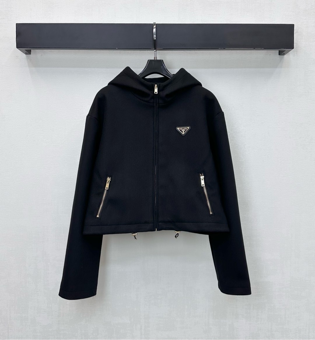 NO:605814,Prad*2025 new arrivals, hooded wool jacket, made of imported YB woolen material, draped, comfortable and stylish, decorated with the iconic triangle logo on the chest, highlighting the brand's tone, zipper adjustment and hem drawstring tightening design, with symmetrical zipper pocket processing, adding layering to the look, fabric development, hooded zipper jacket style tailoring, simple and advanced for daily casual wear, high version, prada, jackets & coats, jackets & coats, hats, alexander  wang19860909Prad*2025新品上架连帽羊毛夹克外套定制YB进口羊毛呢材质 垂顺舒适有型 胸前点缀标志性三角徽标装饰 彰显品牌调性 开襟拉链调节与下摆抽绳收紧设计 配合对称拉链口袋处理 增添造型层次感 面辅料开发 连帽拉链外套版型剪裁 日常休闲穿搭简约高级 高版本,,prada,jackets & coats,jackets & coats,hats,alexander wang,Women's clothing