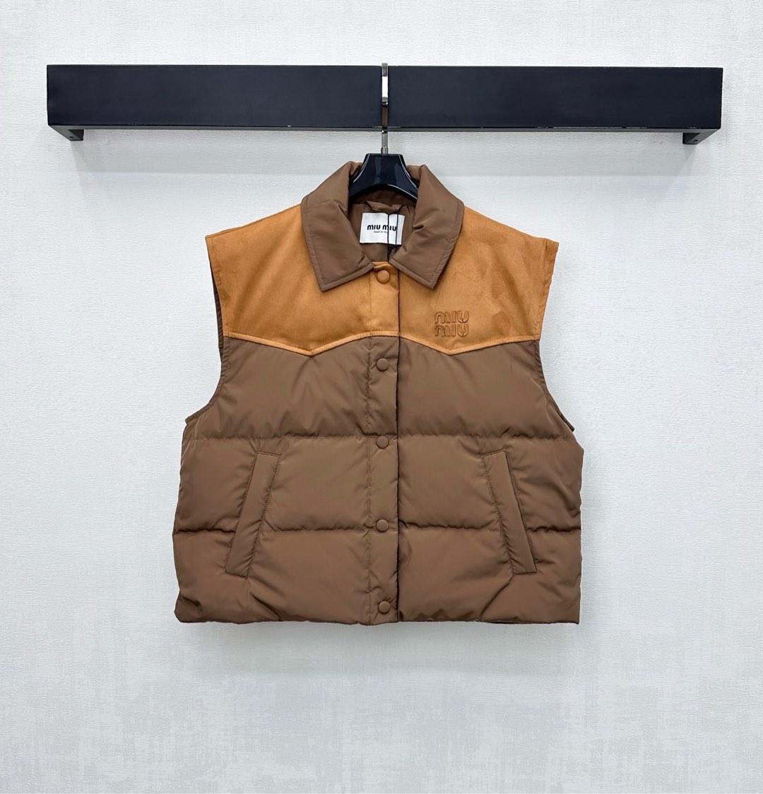 NO:606250,Comes with dust bag Miumi*2025 new arrivals. Custom-made YB imported windproof and waterproof nylon material. Lined with white goose down filling. The whole piece is light and warm. The whole body is rectangular embossed. Matched with chest and shoulder splicing and contrasting color design to add layering to the look. Decorated with iconic letters and logos on the chest to highlight the brand tone. Development of surface accessories. Lapel snap-button vest tailoring. The first choice for layering in autumn and winter. Down filling standard: national standard 90 velvet.  Filling: white goose down, high version 2 colors 7, miumiu, down jacket, alexander wang19860909配防尘袋Miumi*2025新品上架拼接撞色羽绒马甲定制YB进口防风防水尼龙材质 内里白鹅绒填充 整件轻盈保暖 通体长方格压纹处理 配合胸前肩膀拼接撞色设计 增添造型层次感 胸前点缀标志性字母徽标装饰 彰显品牌调性 面辅料开发 翻领按扣马甲剪裁 秋冬叠穿首选 充绒标准:国标90绒 充绒物:白鹅绒  高版本2色 7,,miumiu,down jacket,alexander wang,Women's clothing