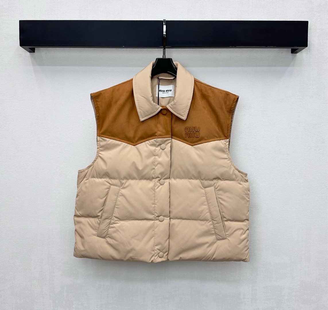 NO:606254,Comes with dust bag Miumi*2025 new arrivals. Custom-made YB imported windproof and waterproof nylon material. Lined with white goose down filling. The whole piece is light and warm. The whole body is rectangular embossed. Matched with chest and shoulder splicing and contrasting color design to add layering to the look. Decorated with iconic letters and logos on the chest to highlight the brand tone. Development of surface accessories. Lapel snap-button vest tailoring. The first choice for layering in autumn and winter. Down filling standard: national standard 90 velvet.  Filling material: white goose down, high version 2 colors, miumiu, down jacket, alexander wang19860909配防尘袋Miumi*2025新品上架拼接撞色羽绒马甲定制YB进口防风防水尼龙材质 内里白鹅绒填充 整件轻盈保暖 通体长方格压纹处理 配合胸前肩膀拼接撞色设计 增添造型层次感 胸前点缀标志性字母徽标装饰 彰显品牌调性 面辅料开发 翻领按扣马甲剪裁 秋冬叠穿首选 充绒标准:国标90绒 充绒物:白鹅绒  高版本2色,,miumiu,down jacket,alexander wang,Women's clothing