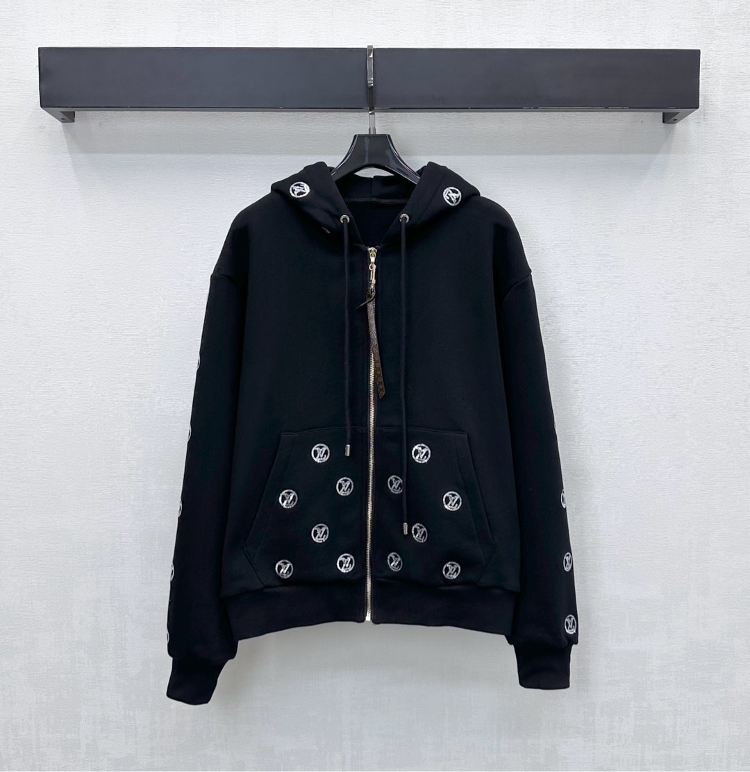 NO:605819,Louis Vuitto*2025 new arrivals sequined hooded zipper jacket made of YB imported twill cotton material, crisp and stylish. The sequins on the back of the outer arm of the hood collar outline the iconic letter logo pattern, echoing the pockets, highlighting the brand tone. The placket leather buckle zipper adjustment is combined with the threaded edge detail design to add layering to the look. The lining is brushed with short velvet. Warm and comfortable. Surface accessories development. Hooded zipper jacket tailoring. Can be paired with straight trousers of the same series.  The complete set is stunning and fashionable. High version 2 colors, louis vuitton, jackets & coats, hats, alexander wang19860909Louis Vuitto*2025新品上架亮片连帽拉链外套定制YB进口斜纹全棉材质 挺括有型 帽领边缘手臂外侧后背亮片勾勒出标志性字母徽标图案 呼应插兜口袋处 彰显品牌调性 开襟皮扣拉链调节配合螺纹包边细节设计 增添造型层次感 内里短绒磨毛处理 保暖舒适 面辅料开发 连帽拉链外套剪裁 可搭配同系列直筒长裤 成套穿搭出彩时髦  高版本2色,,louis vuitton,jackets & coats,hats,alexander wang,Women's clothing