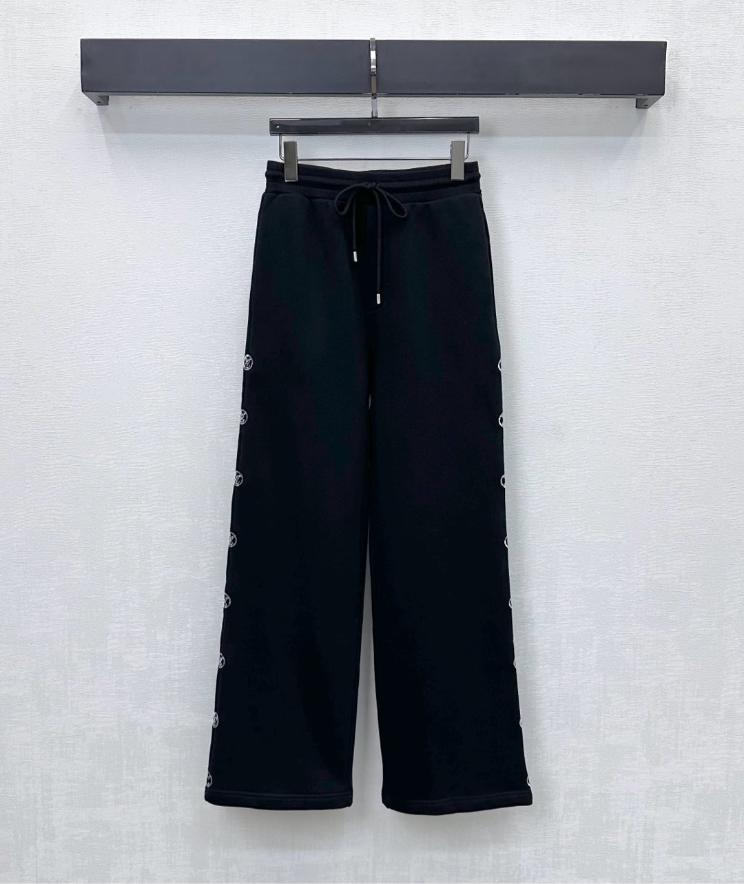 NO:605817,Louis Vuitto*2025 new products are on the shelves. Sequined drawstring straight trousers are made of YB imported twill cotton. They are stiff and stylish. The sequins on the outside of the trouser legs outline the iconic letter logo pattern. Echoing the hip pockets, it highlights the brand tone. The elastic threaded waist adjustment design adds a sense of layering. The lining is brushed and treated with short velvet. Warm and comfortable. Development of surface accessories. The drawstring straight trousers are cut and can be paired with the hooded jacket of the same series. The complete set is colorful and fashionable.  High version 2 colors,,louis vuitton,jackets & coats,hats,alexander wang19860909Louis Vuitto*2025新品上架亮片抽绳直筒长裤定制YB进口斜纹全棉材质 挺括有型 裤腿外侧亮片勾勒出标志性字母徽标图案 呼应后臀口袋口袋处 彰显品牌调性 弹力螺纹腰调节设计 增添造型层次感 内里短绒磨毛处理 保暖舒适 面辅料开发 抽绳直筒长裤剪裁 可搭配同系列连帽外套 成套穿搭出彩时髦  高版本2色,,louis vuitton,jackets & coats,hats,alexander wang,Women's clothing