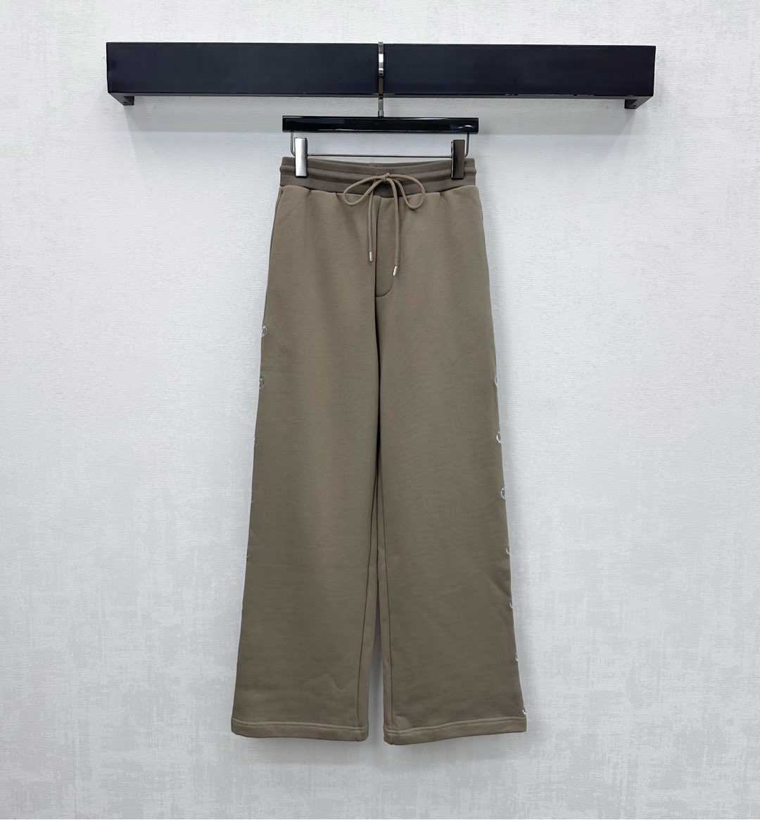 NO:605811,Louis Vuitto*2025 new products are on the shelves. Sequined drawstring straight trousers are made of YB imported twill cotton. They are stiff and stylish. The sequins on the outside of the trouser legs outline the iconic letter logo pattern. Echoing the hip pockets, it highlights the brand tone. The elastic threaded waist adjustment design adds a sense of layering. The lining is brushed and treated with short velvet. Warm and comfortable. Development of surface accessories. The drawstring straight trousers are cut and can be paired with the hooded jacket of the same series. The complete set is colorful and fashionable.  High version 2 colors,,loro piana,jackets & coats,hats,alexander wang19860909Louis Vuitto*2025新品上架亮片抽绳直筒长裤定制YB进口斜纹全棉材质 挺括有型 裤腿外侧亮片勾勒出标志性字母徽标图案 呼应后臀口袋口袋处 彰显品牌调性 弹力螺纹腰调节设计 增添造型层次感 内里短绒磨毛处理 保暖舒适 面辅料开发 抽绳直筒长裤剪裁 可搭配同系列连帽外套 成套穿搭出彩时髦  高版本2色,,loro piana,jackets & coats,hats,alexander wang,Women's clothing