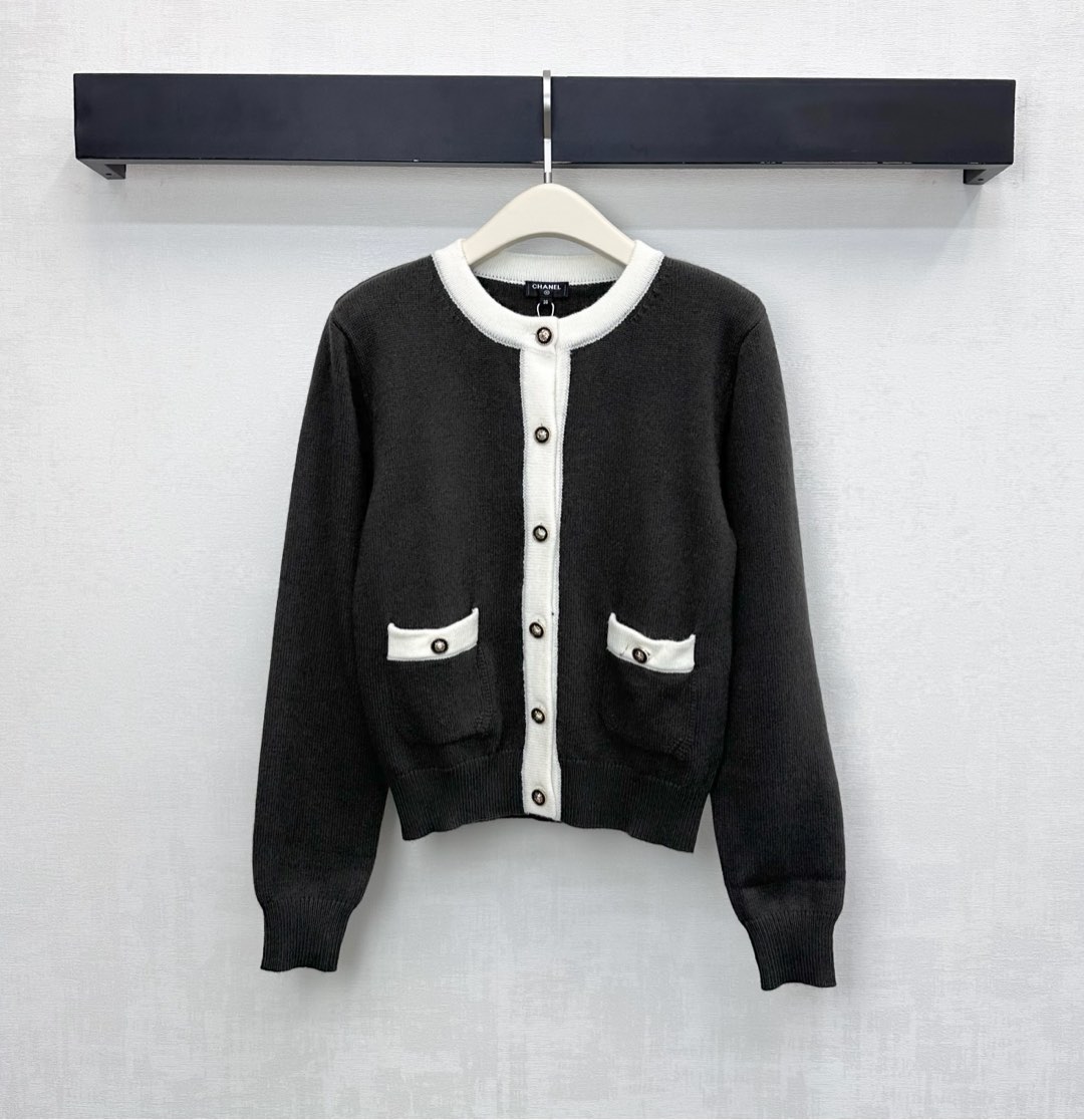 NO:609158,Chane*2025 new products are on the shelves. Contrast color round neck knitted cardigan is made of YB imported wool knitted material. Comfortable and warm. The iconic engraved button logo on the placket is used to adjust the decoration to highlight the brand tone. The neckline extends to the front placket with contrasting color treatment. It is designed with elastic thread binding details on the cuffs and hem to add layering to the look. Development of surface accessories. Round neck cardigan cut. Simple style to wear with exquisite personality. It can be worn alone or layered for daily use. It can be luxurious and fashionable.  High version 2 colors,chanel,alexander wang19860909Chane*2025新品上架撞色圆领针织开衫定制YB进口羊毛针织材质 舒适保暖 沿用开襟标志性刻印纽扣徽标调节装饰 彰显品牌调性 领口延伸至前襟撞色处理 配合袖口与衣摆弹力螺纹包边细节设计 增添造型层次感 面辅料开发 圆领开衫版型剪裁 简单款式穿出个性精致 日常单穿叠穿均可轻奢时髦  高版本2色,,chanel,alexander wang,Women's clothing