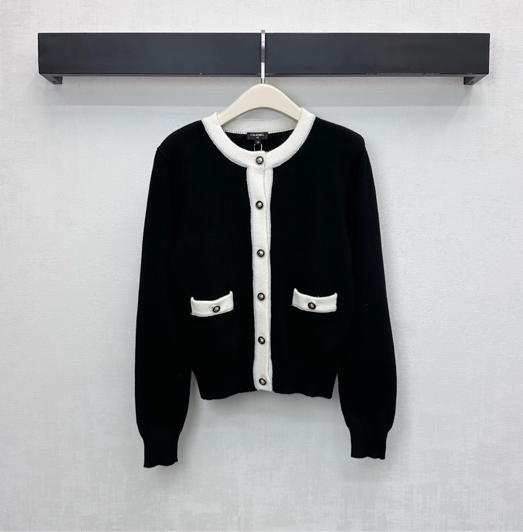 NO:609163,Chane*2025 new products are on the shelves. Contrast color round neck knitted cardigan is made of YB imported wool knitted material. Comfortable and warm. The iconic engraved button logo on the placket is used to adjust the decoration to highlight the brand tone. The neckline extends to the front placket with contrasting color treatment. It is designed with elastic thread binding details on the cuffs and hem to add layering to the look. Development of surface accessories. Round neck cardigan cut. Simple style to wear with exquisite personality. It can be worn alone or layered for daily use. It can be luxurious and fashionable.  High version 2 colors,chanel,alexander wang19860909Chane*2025新品上架撞色圆领针织开衫定制YB进口羊毛针织材质 舒适保暖 沿用开襟标志性刻印纽扣徽标调节装饰 彰显品牌调性 领口延伸至前襟撞色处理 配合袖口与衣摆弹力螺纹包边细节设计 增添造型层次感 面辅料开发 圆领开衫版型剪裁 简单款式穿出个性精致 日常单穿叠穿均可轻奢时髦  高版本2色,,chanel,alexander wang,Women's clothing