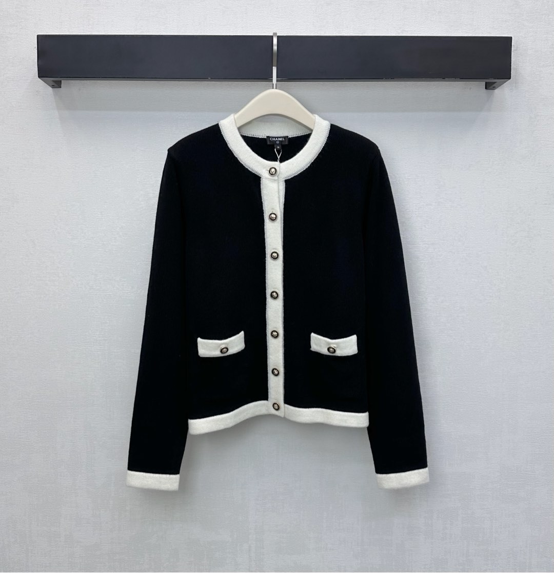 NO:610756,Chane*2025 new products are on the shelves. Contrast color covered knitted cardigan is made of YB imported wool. It is comfortable and skin-friendly. Camellia button adjustment decoration on the placket highlights the brand tone. It extends from the collar and front to the hem. The contrasting color design on the cuffs echoes the edges of the pockets. Adds layering to the look. Development of fabric accessories. Round neck buttoned front shoulder cardigan tailoring. High-end temperament. High version 2 colors 36 38 40,,chanel,alexander wang19860909Chane*2025新品上架撞色包边针织开衫定制YB进口羊毛材质 舒适亲肤 开襟山茶花纽扣调节装饰 彰显品牌调性 配合领边前襟延伸至下摆袖口包边撞色设计与口袋边缘呼应 增添造型层次感 面辅料开发 圆领纽扣正肩开衫剪裁 穿搭高级气质 高版本2色36 38 40,,chanel,alexander wang,Women's clothing