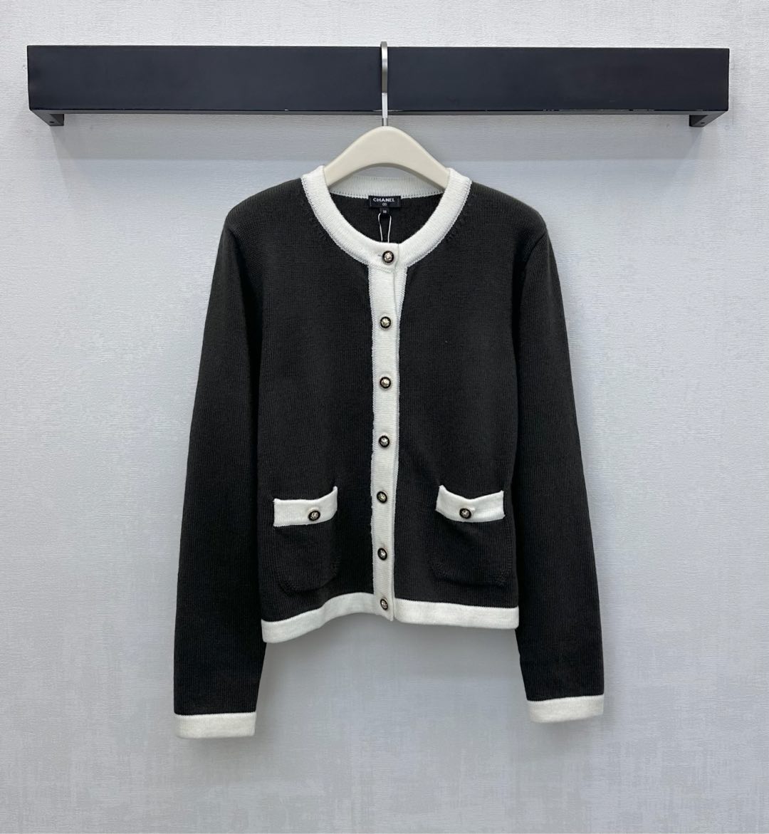NO:610750,Chane*2025 new products are on the shelves. Contrast color covered knitted cardigan is made of YB imported wool. It is comfortable and skin-friendly. Camellia button adjustment decoration on the placket highlights the brand tone. It extends from the collar and front to the hem. The contrasting color design on the cuffs echoes the edges of the pockets. Adds layering to the look. Development of fabric accessories. Round neck buttoned front shoulder cardigan tailoring. High-end temperament. High version 2 colors 36 38 40,,chanel,alexander wang19860909Chane*2025新品上架撞色包边针织开衫定制YB进口羊毛材质 舒适亲肤 开襟山茶花纽扣调节装饰 彰显品牌调性 配合领边前襟延伸至下摆袖口包边撞色设计与口袋边缘呼应 增添造型层次感 面辅料开发 圆领纽扣正肩开衫剪裁 穿搭高级气质 高版本2色36 38 40,,chanel,alexander wang,Women's clothing