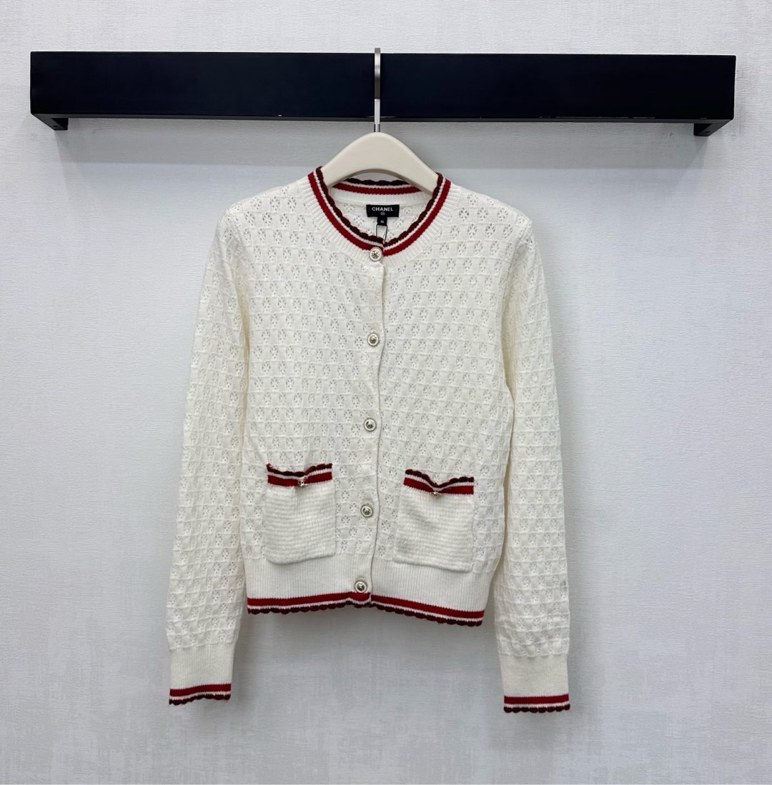 NO:608200,Chane*2025 New Arrival Round Neck Knitted Cardigan Customized YB Imported Wool Yarn Material Breathable and Comfortable All-over Striped Contrast Color Binding with Hollow Texture Adds Layering to the Style Heavy Duty Round Button Adjustment Design Highlights Brand Tonality Development of Fabric Accessories Round Neck Buttoned Right Shoulder Cardigan Tailored to accommodate body shape Fashionable for age reduction High version 2 colors 36 38 40,,chanel,alexander wang19860909Chane*2025新品上架圆领针织开衫定制YB进口羊毛纱线材质 透气舒适 通体条纹撞色包边处理配合镂空肌理 增添造型层次感 开襟重工圆扣调节设计 彰显品牌调性 面辅料开发 圆领纽扣正肩开衫剪裁 版型包容身材 穿搭减龄时髦 高版本2色36 38 40,,chanel,alexander wang,Women's clothing
