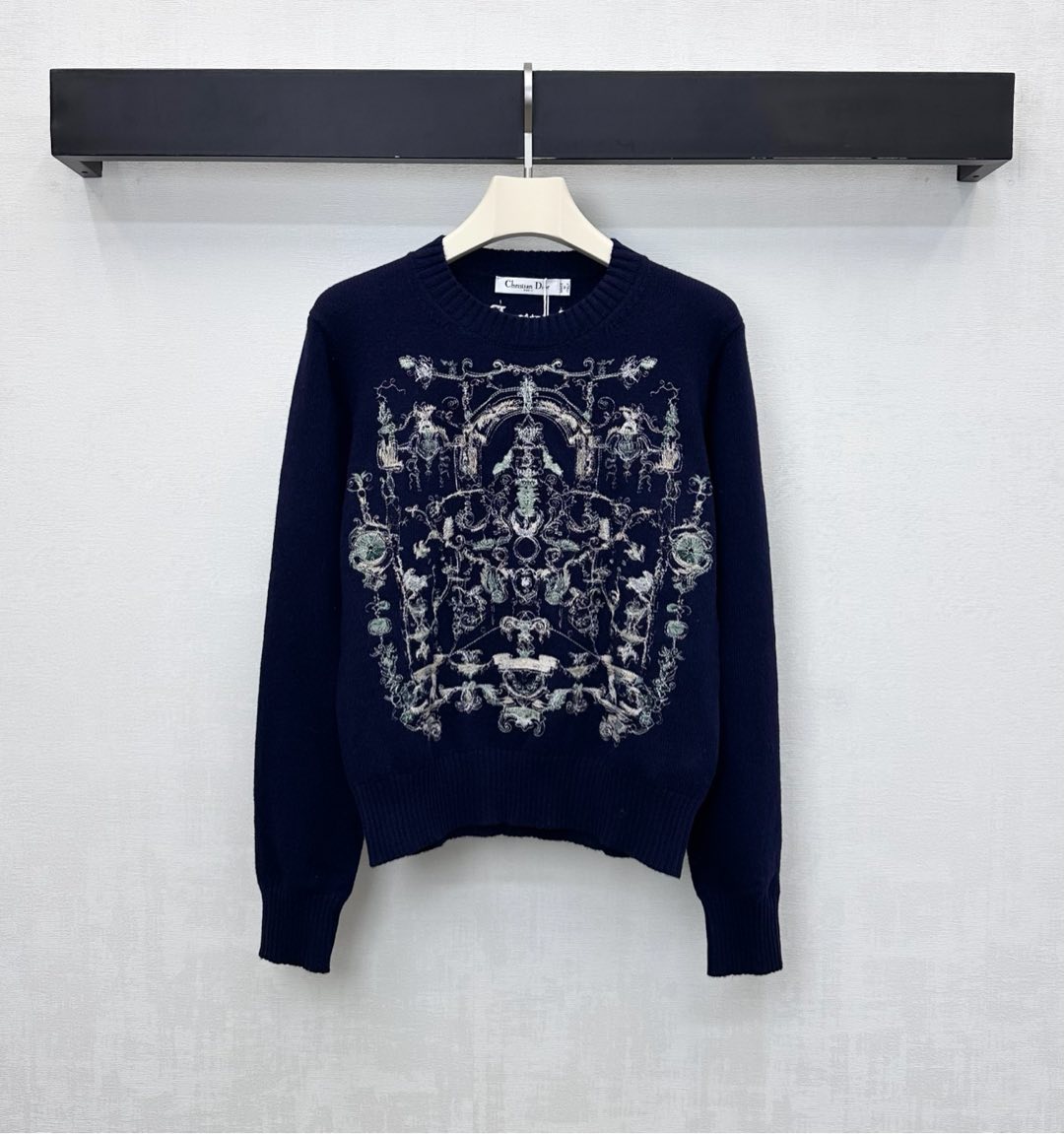 NO:606299,Dio*2025 new products are on the shelves. Heavy-duty embroidered knitted custom-made YB imported wool material is soft and comfortable with high-end texture. The collar, cuffs and hem are processed with threaded hemming details. The chest is decorated with plant vine elements and architectural frames to add layering to the look. The back is embellished with iconic embroidered letter logo elements to highlight the brand's tone. Development of surface accessories. Round-neck pullover sweater tailoring. Exquisite and delicate. Fashionable and casual for daily commuting. Full of artistic sense.  High version 2 colors, dior, sweaters, alexander wang19860909Dio*2025新品上架重工刺绣针织定制YB进口羊毛呢材质 柔软舒适 质感高级 领口袖口与衣摆沿用螺纹包边细节处理 配合胸前饰以植物藤蔓元素和建筑框架装饰 增添造型层次感 后背点缀标志性刺绣字母徽标元素 彰显品牌调性 面辅料开发 圆领套头毛衣剪裁 精致细腻 日常通勤时尚休闲 艺术感十足 高版本2色,,dior,sweaters,alexander wang,Women's clothing