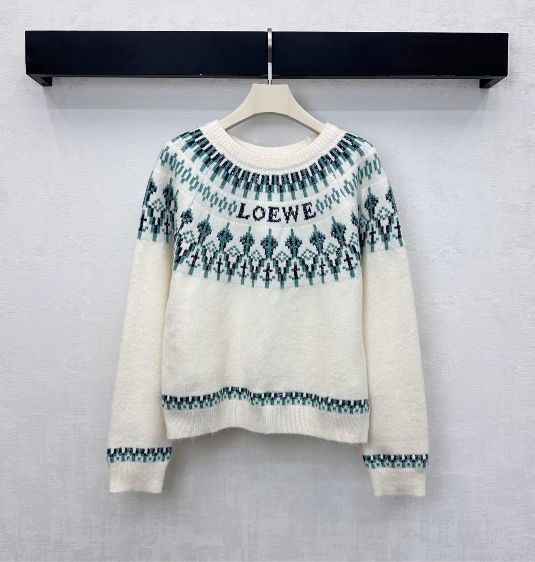 NO:606305,Loew*2025 new products are on the shelves. Heavy-duty crocheted pullover knitted custom YB imported wool knitted material is soft and comfortable. The threaded hemming of the collar and cuffs echoes the hem. The Fair Isle Nordic-style crochet pattern is embellished with the loop neck downward and the chest to add layering to the look. The original color three-dimensional triangle polka dot pattern letter logo element is interspersed on the chest to highlight the brand's tone. Development of surface accessories. Round neck long-sleeved sweater tailoring. Dress fashionably.  High version 2 colors,,loewe,sweaters,alexander wang19860909Loew*2025新品上架重工钩花套头针织定制YB进口羊毛针织材质 柔软舒适 领口袖口螺纹包边与衣摆呼应 配合环脖向下及胸位置点缀费尔岛北欧风格的钩花图案 增添造型层次感 胸前穿插原色立体三角波点花样字母徽标元素 彰显品牌调性 面辅料开发 圆领长袖毛衣剪裁 穿搭洋气时髦 高版本2色,,loewe,sweaters,alexander wang,Women's clothing