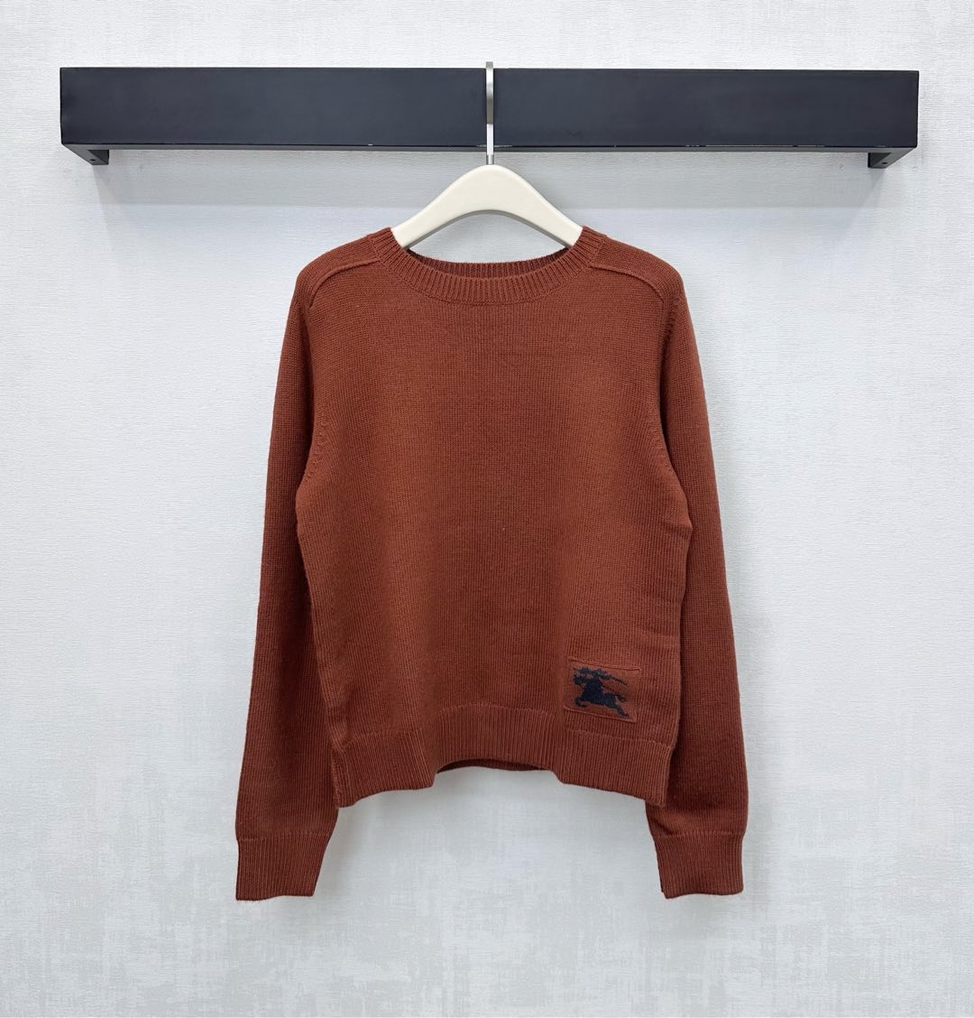 NO:606298,Bur BBR*2025 new products are on the shelves. War horse long-sleeved knitted custom YB imported wool knitted material. Comfortable and soft. Whole-body threaded hemming design adds layering to the look. The hem is embellished with iconic pattern decoration to highlight the brand tone. Surface accessories development. Surface accessories development. Round neck pullover sweater tailoring. Casual wear and high-end fashion. High version 5 colors, burberry, sweaters, alexander wang19860909Bur BBR*2025新品上架战马长袖针织定制YB进口羊毛针织材质 舒适柔软 通体螺纹包边设计 增添造型层次感 下摆点缀标志性图案装饰 彰显品牌调性 面辅料开发 面辅料开发 圆领套头毛衣剪裁 随意穿搭高级时髦  高版本5色,,burberry,sweaters,alexander wang,Women's clothing