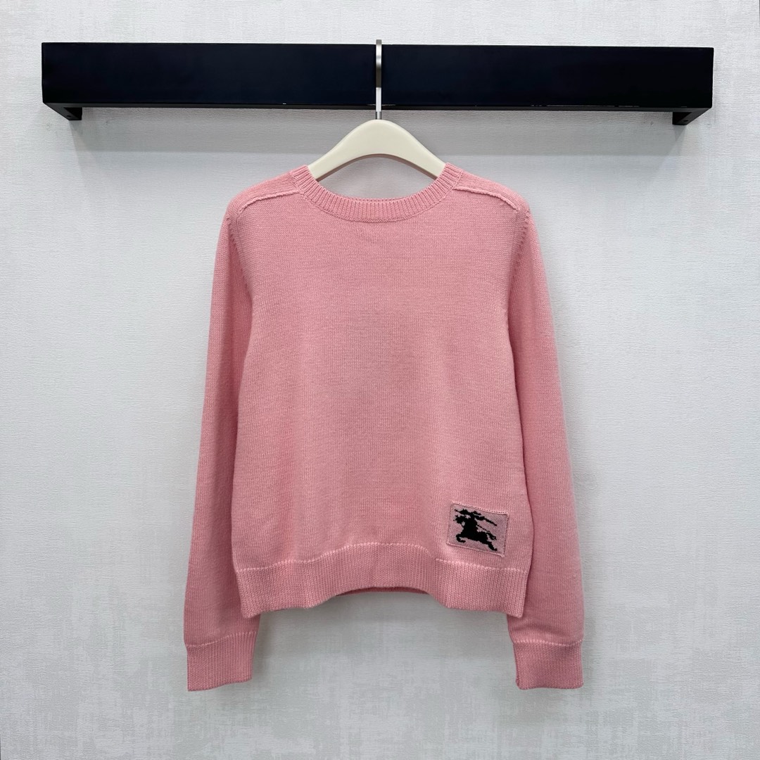 NO:606295,Bur BBR*2025 new products are on the shelves. War horse long-sleeved knitted custom YB imported wool knitted material. Comfortable and soft. Whole-body threaded hemming design adds layering to the look. The hem is embellished with iconic pattern decoration to highlight the brand tone. Surface accessories development. Surface accessories development. Round neck pullover sweater tailoring. Casual wear and high-end fashion. High version 5 colors, burberry, sweaters, alexander wang19860909Bur BBR*2025新品上架战马长袖针织定制YB进口羊毛针织材质 舒适柔软 通体螺纹包边设计 增添造型层次感 下摆点缀标志性图案装饰 彰显品牌调性 面辅料开发 面辅料开发 圆领套头毛衣剪裁 随意穿搭高级时髦  高版本5色,,burberry,sweaters,alexander wang,Women's clothing