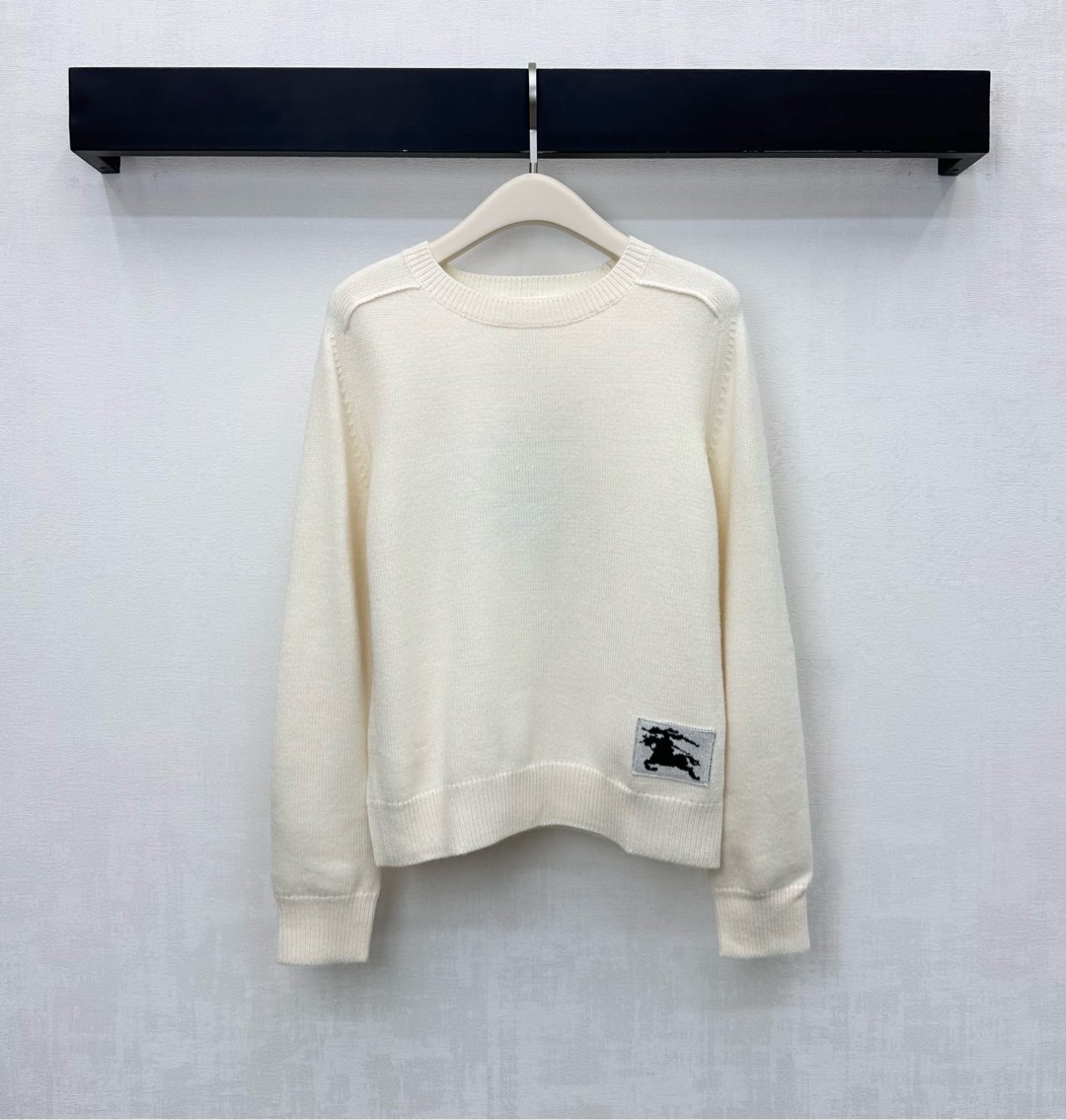 NO:606283,Bur BBR*2025 new products are on the shelves. War horse long-sleeved knitted custom YB imported wool knitted material. Comfortable and soft. Whole-body threaded hemming design adds layering to the look. The hem is embellished with iconic pattern decoration to highlight the brand tone. Surface accessories development. Surface accessories development. Round neck pullover sweater tailoring. Casual wear and high-end fashion. High version 5 colors, burberry, sweaters, alexander wang19860909Bur BBR*2025新品上架战马长袖针织定制YB进口羊毛针织材质 舒适柔软 通体螺纹包边设计 增添造型层次感 下摆点缀标志性图案装饰 彰显品牌调性 面辅料开发 面辅料开发 圆领套头毛衣剪裁 随意穿搭高级时髦  高版本5色,,burberry,sweaters,alexander wang,Women's clothing