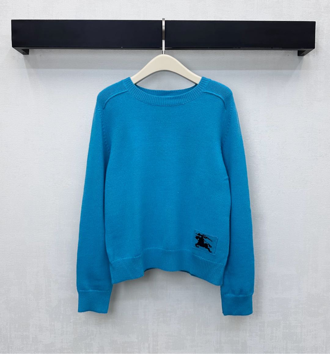 NO:606302,Bur BBR*2025 new products are on the shelves. War horse long-sleeved knitted custom YB imported wool knitted material. Comfortable and soft. Whole-body threaded hemming design adds layering to the look. The hem is embellished with iconic pattern decoration to highlight the brand tone. Surface accessories development. Surface accessories development. Round neck pullover sweater tailoring. Casual wear and high-end fashion. High version 5 colors, burberry, sweaters, alexander wang19860909Bur BBR*2025新品上架战马长袖针织定制YB进口羊毛针织材质 舒适柔软 通体螺纹包边设计 增添造型层次感 下摆点缀标志性图案装饰 彰显品牌调性 面辅料开发 面辅料开发 圆领套头毛衣剪裁 随意穿搭高级时髦  高版本5色,,burberry,sweaters,alexander wang,Women's clothing