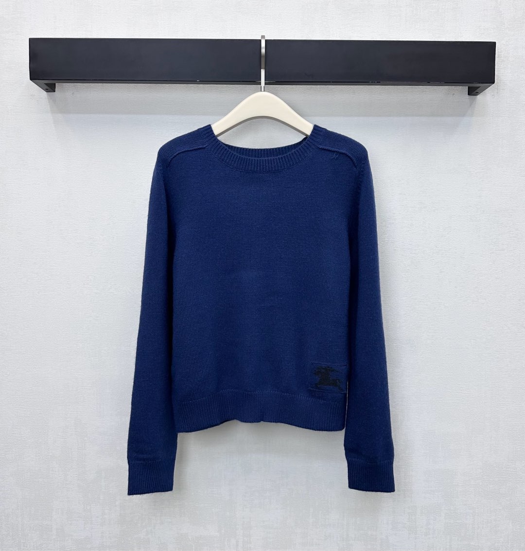 NO:606289,Bur BBR*2025 new products are on the shelves. War horse long-sleeved knitted custom YB imported wool knitted material. Comfortable and soft. Whole-body threaded hemming design adds layering to the look. The hem is embellished with iconic pattern decoration to highlight the brand tone. Surface accessories development. Surface accessories development. Round neck pullover sweater tailoring. Casual wear and high-end fashion. High version 5 colors, burberry, sweaters, alexander wang19860909Bur BBR*2025新品上架战马长袖针织定制YB进口羊毛针织材质 舒适柔软 通体螺纹包边设计 增添造型层次感 下摆点缀标志性图案装饰 彰显品牌调性 面辅料开发 面辅料开发 圆领套头毛衣剪裁 随意穿搭高级时髦  高版本5色,,burberry,sweaters,alexander wang,Women's clothing