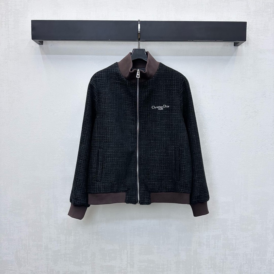 NO:605801,Dio*2025 new arrivals woven woolen jackets are made of imported YB tweed material. The texture is delicate and obvious. The whole body is carbon black tumbleweed texture. It is matched with the dark brown elastic thread splicing design on the collar, cuffs and hem to add layering to the look. The iconic letter embroidered logo decoration on the chest highlights the brand tone. The lapel stand-up collar jacket is tailored for casual high-end fashion. High version, dior, jackets & coats, jackets & coats, alexander  wang19860909Dio*2025新品上架编织毛呢夹克外套定制YB进口粗花毛呢材质 肌理细腻明显 通体炭黑粗花编织纹理 配合领口袖口衣摆深棕色弹力螺纹拼接设计 增添造型层次感 胸前点缀标志性字母刺绣徽标装饰 彰显品牌调性 翻领立领夹克外套剪裁 随意外搭高级时髦  高版本,,dior,jackets & coats,jackets & coats,alexander wang,Women's clothing
