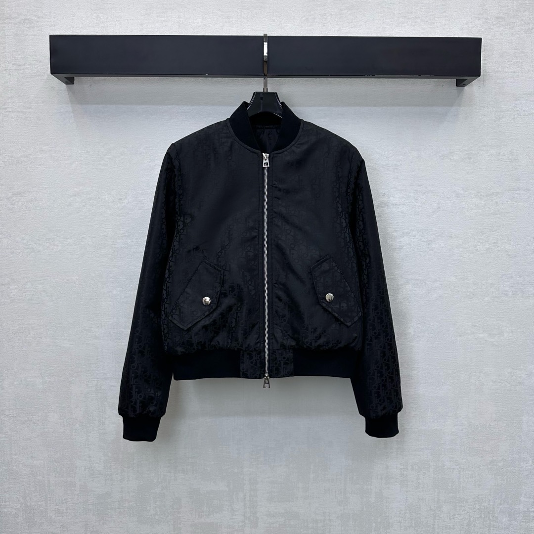 NO:605810,Dio*2025 new products are on the shelves. The jacquard dark pattern cotton jacket is made of YB imported jacquard material. The lining is quilted with velvet. It is warm, comfortable and stylish. The whole body is covered with dark pattern jacquard letter elements to highlight the brand tone. It is matched with the elastic thread tightening design of the collar, cuffs and hem to add a sense of layering. Development of surface accessories. Baseball jacket jacket style tailoring. High-end fashion for autumn and winter layering. High version, dior, jackets & coats,jackets &  coats,alexander wang19860909Dio*2025新品上架提花暗纹棉服外套定制YB进口提花材质 内里菱格夹棉充绒 保暖舒适有型 通体满铺暗纹提花字母元素 彰显品牌调性 配合领口袖口衣摆弹力螺纹收紧设计 增添造型层次感 面辅料开发 棒球夹克外套版型剪裁 秋冬叠穿高级时髦 高版本,,dior,jackets & coats,jackets & coats,alexander wang,Women's clothing