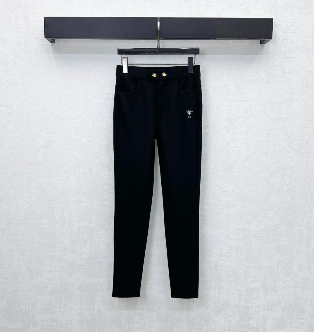 NO:605789,Dio*2025 new products are on the shelves. Stretch thickened pencil pants are made of custom-made YB imported blended wool. They are stretchy, comfortable and slim-fitting. The lining is brushed for warmth. The iconic CD bee embroidery logo is embellished on one side pocket to highlight the brand's tone. Adjustable design with engraved buttons on the waist adds layering to the look. The shape of pencil pants is inclusive and modifies the elongated proportion of the legs. Development of surface accessories. High-waisted buttoned trousers cut. Casual matching and high-end fashion. High version, dior, alexander  wang19860909Dio*2025新品上架弹力加厚铅笔裤定制YB进口混纺羊毛材质 弹力舒适修身 内里磨毛更为保暖 单侧口袋处点缀标志性CD蜜蜂刺绣徽标装饰 彰显品牌调性 腰间刻印纽扣调节设计 增添造型层次感 铅笔裤版型包容修饰腿型拉长比例 面辅料开发 高腰系扣长裤剪裁 随意搭配穿搭高级时髦   高版本,,dior,alexander wang,Women's clothing