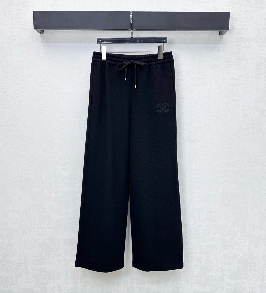 NO:605807,Chane*2025 new products are on the shelves. High-waisted drawstring wide-leg trousers are made of custom-made YB imported blended wool materials. They have a smooth and delicate sheen. Plush lining keeps warm and comfortable. The whole body is plain and draped to create a straight-leg trousers. It adds a sense of layering. The upper body is slimmer and the legs are longer. The waist is decorated with the iconic double C letter logo decoration on the side to highlight the brand tone. The development of surface accessories. The high-waisted wide-leg trousers are cut in a casual style and are full of high street fashion.  High version 36 38 40,,chanel,alexander wang19860909Chane*2025新品上架高腰抽绳阔腿长裤定制YB进口混纺羊毛材质 垂顺光泽细腻 内里磨毛绒保暖舒适 通体素色利用立体裁剪打造直筒裤型 增添造型层次感 上身显瘦显腿长 腰跨侧点缀标志性双C字母徽标装饰 彰显品牌调性 面辅料开发 高腰阔腿长裤版型剪裁 随意搭配穿搭满满的高街时髦风 高版本36 38 40,,chanel,alexander wang,Women's clothing