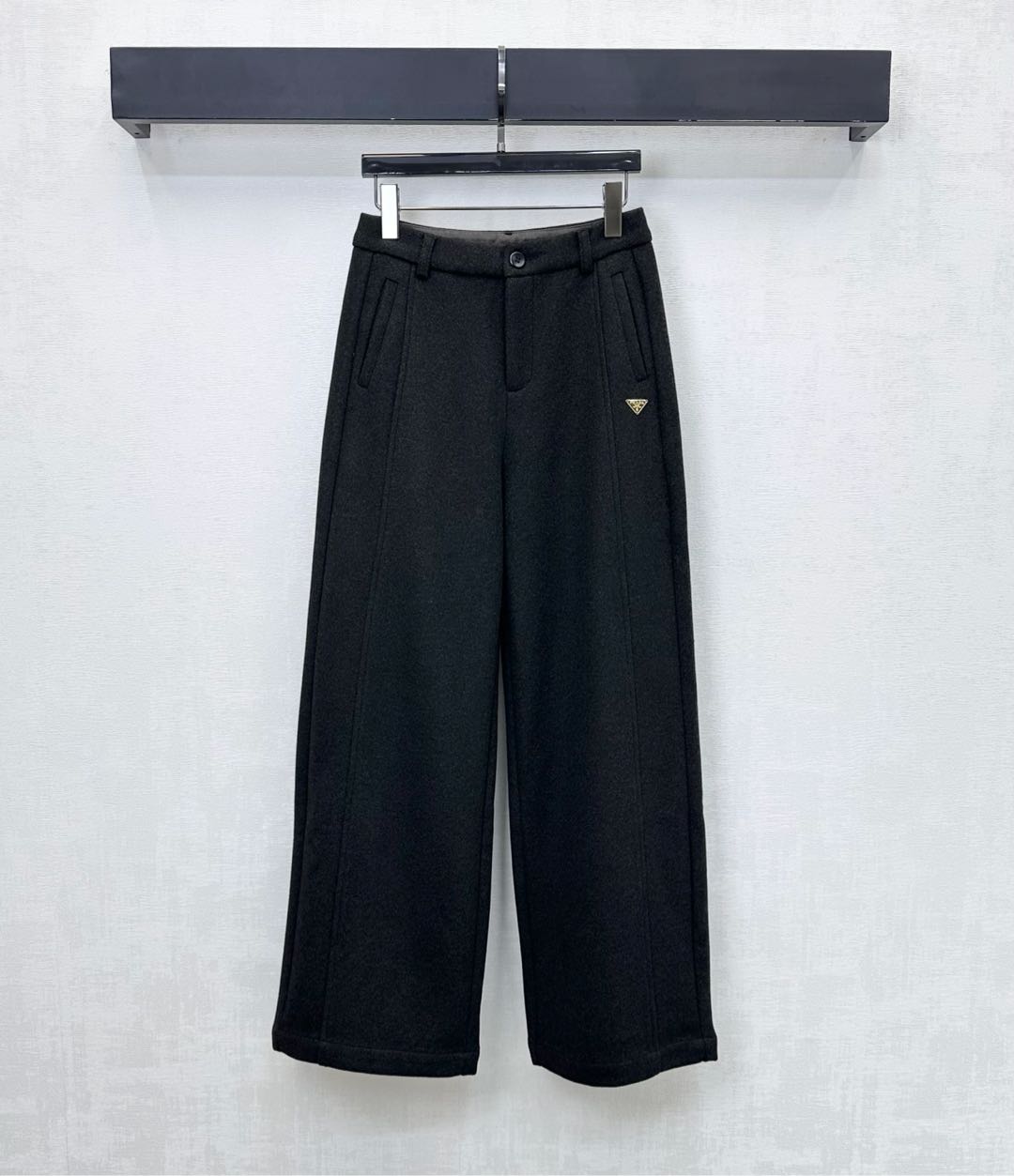 NO:605806,Prad*2025 new products are on the shelves. Woolen wide-leg trousers are made of YB imported woolen material. They are draped and stylish. The loose-fitting trouser legs are matched with the contour line to outline the leg lines, adding layering to the look. The pockets are decorated with the iconic metal triangle logo to highlight the brand tone. The development of fabric accessories. High-waisted wide-leg trousers are cut in a high-street fashion style. High version 2 colors, prada, alexander wang19860909Prad*2025新品上架毛呢阔腿长裤定制YB进口毛呢材质 垂顺有型 裤腿宽松廓形裤型配合轮廓线勾勒腿部线条 增添造型层次感 口袋处点缀标志性金属三角徽标装饰 彰显品牌调性 面辅料开发 高腰阔腿长裤版型剪裁 穿出满满的高街时髦风格  高版本2色,,prada,alexander wang,Women's clothing