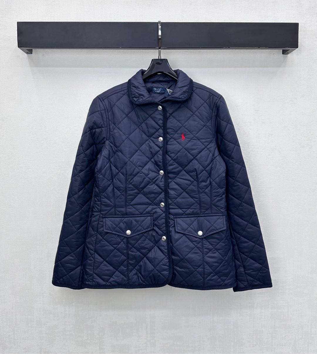 NO:605818,Ralph Lauren*2025 new products are on the shelves. The diamond mid-length cotton jacket is made of YB imported windproof and waterproof nylon material. The inner down cotton filling is lightweight and warm. The placket is still used to adjust the design with engraved snaps. It is matched with the whole-body corduroy contour treatment to add a sense of layering. Contrast with the large diamond embossing. The chest is embellished with the iconic embroidered logo to highlight the brand tone. The development of surface accessories. The mid-length jacket with stand-up collar and lapels is cut to integrate warmth and fashion.  High version 3 colors,,loro piana,jackets & coats,down jacket,alexander wang19860909Ralph Lauren*2025新品上架菱格中长款棉服定制YB进口防风防水尼龙材质 内里羽绒棉填充 整件轻盈保暖 沿用开襟刻印按扣调节设计 配合通体包边灯芯绒轮廓处理 增添造型层次感 与大身菱格压纹形成对比碰撞 胸前点缀标志性刺绣徽标装饰 彰显品牌调性 面辅料开发 立领翻领中长外套版型剪裁 集保暖与时髦一体  高版本3色,,loro piana,jackets & coats,down jacket,alexander wang,Women's clothing