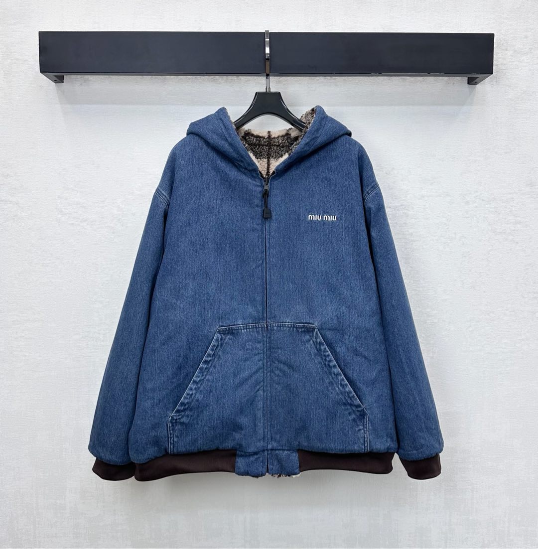 NO:605823,Miumi*2025 new products are on the shelves. Double-sided lambswool denim jacket is made of YB teddy lamb velvet twill cotton denim material. It has sufficient wool to prevent wind and cold. It adopts a reversible design. One side of the lambswool is thick and warm with obvious grain. One side of retro denim is dark blue and high-end and fashionable. It adds layering to the look. The iconic letter embroidered logo decoration is embellished on the chest to highlight the brand tone. Development of surface accessories. Hooded zipper jacket tailoring. Highly practical for autumn and winter wear.  high version,,miumiu,jackets & coats,hats,alexander wang19860909Miumi*2025新品上架双面羊羔毛牛仔外套定制YB泰迪羊羔绒斜纹棉牛仔材质 毛量充足防风御寒 沿用两面穿设计 一面颗粒明显羊羔绒厚实保暖 一面复古牛仔深蓝高级时髦 增添造型层次感 胸前点缀标志性字母刺绣徽标装饰 彰显品牌调性 面辅料开发 连帽拉链外套剪裁 秋冬穿搭实用性强 高版本,,miumiu,jackets & coats,hats,alexander wang,Women's clothing