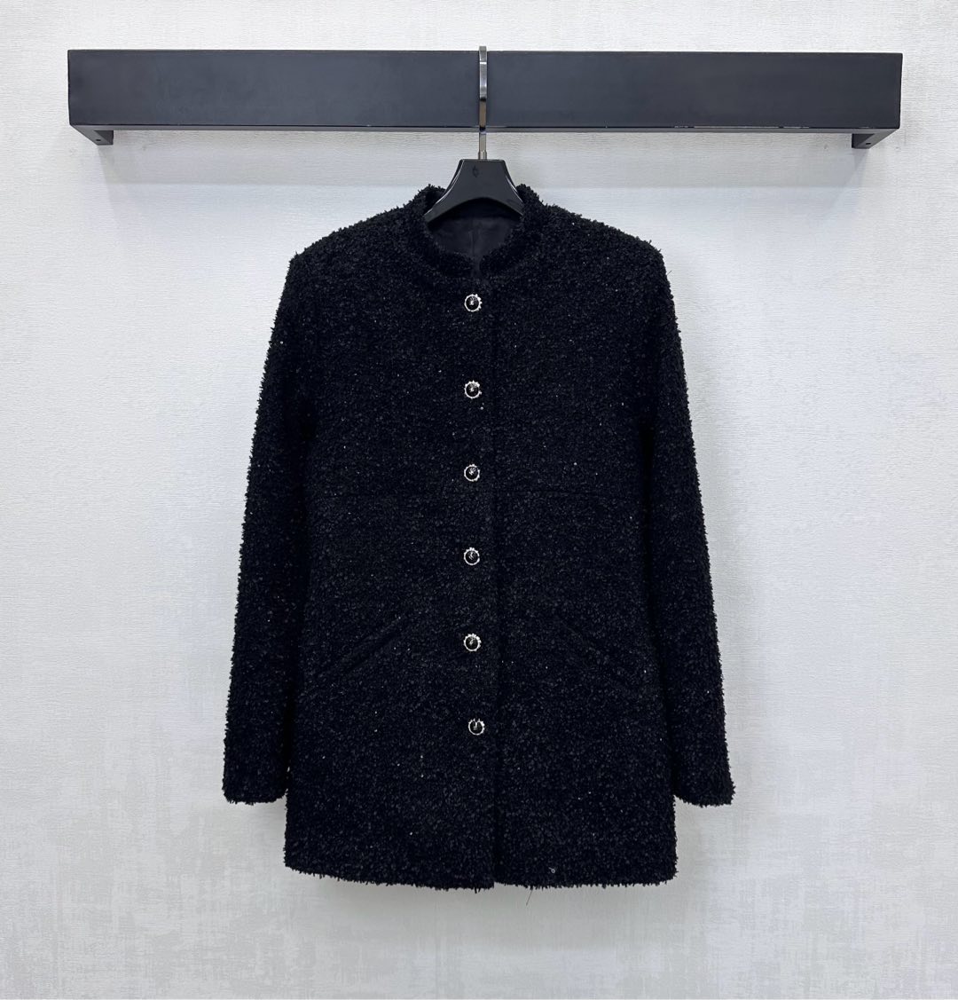 NO:606277,Chane*2025 new products are on the shelves. Stand collar mid-length jacket is made of YB imported slub wool. The texture is obvious. The whole black base is woven with silver yarn. It is combined with a three-dimensional waist cutting design to add a sense of layering. The front and cuffs are decorated with double C buttons for adjustment. The lining is fully covered with dark jacquard elements to highlight the brand tone. Surface accessories development. Stand collar cardigan jacket style tailoring. High-end and fashionable for commuting and dating. High version 36 38  40,,chanel,jackets & coats,alexander wang19860909Chane*2025新品上架立领中长款外套定制YB进口粗纺羊毛呢材质 肌理明显 通体黑底以银丝纱线融入编织 配合立体收腰裁剪设计 增添造型层次感 前襟与袖口点缀双C襟扣调节装饰 内衬满铺暗纹提花元素 彰显品牌调性 面辅料开发 立领开襟外套版型剪裁 通勤约会穿搭高级时髦  高版本36 38 40,,chanel,jackets & coats,alexander wang,Women's clothing