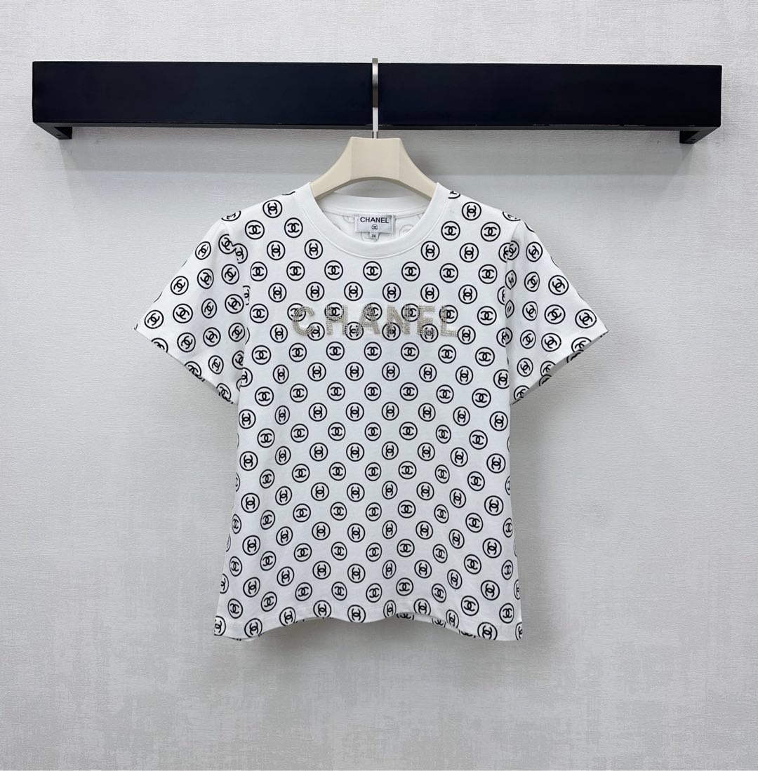 NO:606239,Chane*2025 new products are on the shelves. Round neck printing and beading. Customized YB imported twill cotton material. Breathable, comfortable and full of texture. The hot diamond letter logo is embellished in the center of the chest to highlight the brand tone. The double C printing element design is printed all over the body to add a sense of layering. Development of surface accessories. Regular short-sleeved T-shirt tailoring. Stylish when worn alone. High version 2 colors 36 38  40,,chanel,T-shirt,tees,t-shirt,alexander wang19860909Chane*2025新品上架圆领印花订珠定制YB进口斜纹全棉材质 透气舒适 质感十足 胸前居中位置烫钻字母徽标点缀装饰 彰显品牌调性 通体满印双C印花元素设计 增添造型层次感 面辅料开发 常规短袖T恤剪裁 单穿内搭出彩时髦  高版本2色36 38 40,,chanel,T-shirt,tees，t-shirt,alexander wang,Women's clothing