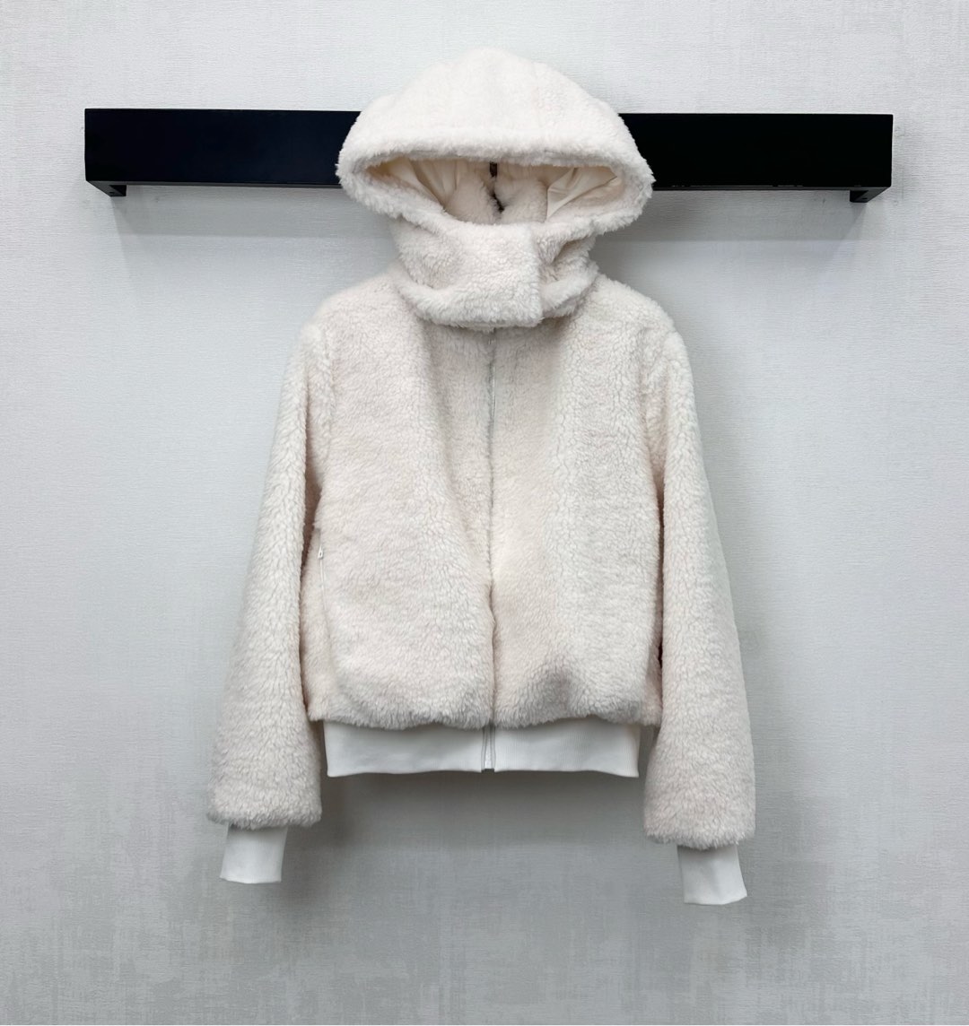 NO:606247,alo*2025 new arrivals, lamb wool ski jacket, custom-made YB imported lamb wool material, obvious grainy plush texture, comfortable and warm, elastic thread tightening design on the hem and cuffs, adding layering to the look, iconic letter logo decoration on the sleeves, highlighting the brand tone, grainy teddy cashmere ensures warmth in autumn and winter, short hooded jacket tailoring, fashionable autumn and winter wear, high version 2 colors,, jackets & coats, hats, alexander wang19860909alo*2025新品上架羊羔毛滑雪外套定制YB进口羊羔毛材质 颗粒毛绒肌理明显 舒适保暖 下摆袖口弹力螺纹收紧设计 增添造型层次感 袖侧点缀标志性字母徽标装饰 彰显品牌调性 颗粒十足的泰迪羊绒确保秋冬保暖性能 短款连帽外套剪裁 秋冬穿搭时髦洋气 高版本2色,,jackets & coats,hats,alexander wang,Women's clothing