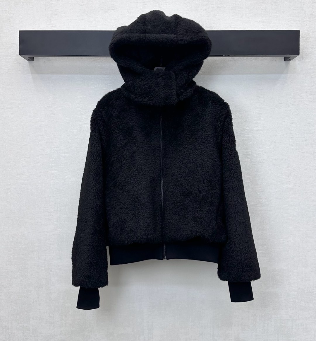 NO:606251,alo*2025 new arrivals, lamb wool ski jacket, custom-made YB imported lamb wool material, obvious grainy plush texture, comfortable and warm, elastic thread tightening design on the hem and cuffs, adding layering to the look, iconic letter logo decoration on the sleeves, highlighting the brand tone, grainy teddy cashmere ensures warmth in autumn and winter, short hooded jacket tailoring, fashionable autumn and winter wear, high version 2 colors,, jackets & coats, hats, alexander wang19860909alo*2025新品上架羊羔毛滑雪外套定制YB进口羊羔毛材质 颗粒毛绒肌理明显 舒适保暖 下摆袖口弹力螺纹收紧设计 增添造型层次感 袖侧点缀标志性字母徽标装饰 彰显品牌调性 颗粒十足的泰迪羊绒确保秋冬保暖性能 短款连帽外套剪裁 秋冬穿搭时髦洋气 高版本2色,,jackets & coats,hats,alexander wang,Women's clothing