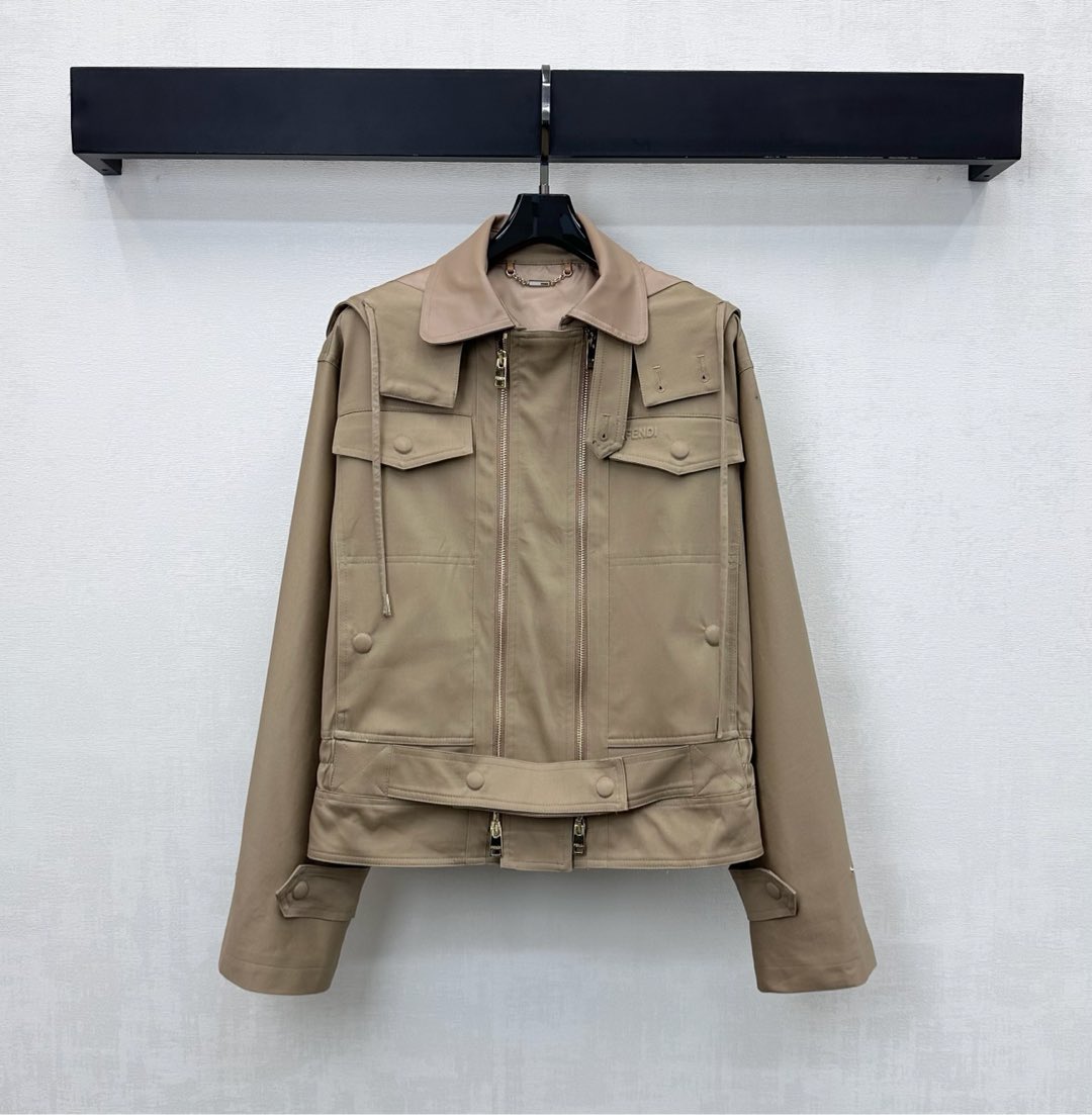 NO:606291,Fend*2025 New Products Leather Collar Hooded Jacket Customized YB imported twill cotton windbreaker material. Shiny, crisp and stylish. The collar edge is adjusted with buttons and the double-row two-way zipper processing adds a sense of layering to the look. The spliced leather collar echoes the chest flap pocket and is decorated with the iconic letter logo to highlight the brand tone. The stand-up collar and lapel jacket tailoring is outstanding and fashionable for daily commuting. High version,,fendi,jackets & coats,jackets &  coats,hats,alexander wang19860909Fend*2025新品上架皮领连帽夹克外套定制YB进口斜纹全棉风衣材质 光泽挺括有型 领边沿用纽扣调节设计配合开襟双排双向拉链处理 增添造型层次感 拼接皮革领口呼应胸前翻盖口袋上点缀标志性字母徽标装饰 彰显品牌调性 立领翻领夹克外套剪裁 日常通勤穿搭出彩时髦 高版本,,fendi,jackets & coats,jackets & coats,hats,alexander wang,Women's clothing