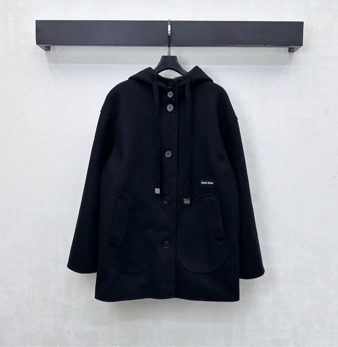 NO:606273,Miumi*2025 new products are on the shelves. The hooded drawstring silhouette jacket is made of imported YB woolen material. The texture is delicate and obvious. The dropped shoulder version creates a relaxed and casual style. The interior is covered with plaid stitching and contrasting colors. It is matched with the three-dimensional large-capacity pocket design to add layering to the look. The iconic letter logo decoration on the waist highlights the brand tone. Development of surface accessories. Hooded mid-length jacket tailoring. A must-have item that is both fashionable and practical. Daily layering with charming British elegance.  The outfit is more neat and fashionable. High version,,miumiu,jackets & coats,hats,alexander wang19860909Miumi*2025新品上架连帽抽绳廓形外套定制YB进口毛呢材质 肌理细腻明显 落肩版型打造松弛休闲风格 内里满铺格纹拼接撞色处理 配合立体大容量口袋设计 增添造型层次感 腰侧点缀标志性字母徽标装饰 彰显品牌调性 面辅料开发 连帽中长款外套剪裁 时尚与实用兼备的必备单品 日常叠穿气质魅力英伦优雅 穿搭更显利落时髦  高版本,,miumiu,jackets & coats,hats,alexander wang,Women's clothing