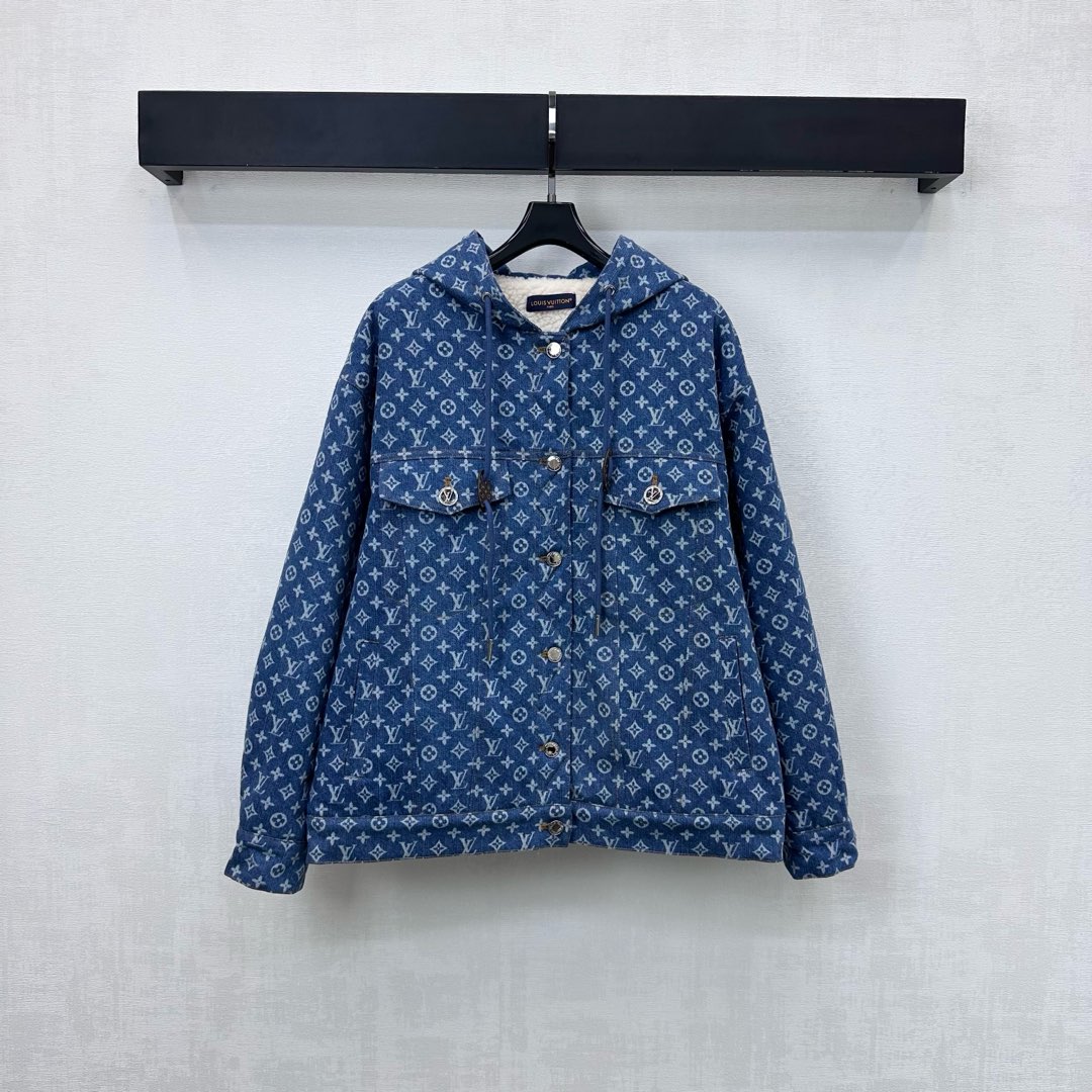 NO:606271,Louis Vuitto*2025 new products are on the shelves. The hooded laser lamb denim jacket is made of YB imported twill cotton denim material. It is crisp and stylish. The iconic laser four-leaf clover letter logo decoration is all over the body to highlight the brand tone. The inner lamb wool design is matched with the symmetrical flap pocket processing on the chest to add a sense of layering. It ensures fashion in autumn and winter without losing the warmth performance. Development of surface accessories. The hooded denim jacket is cut and can be paired with the same series of trousers. The complete set coordinates and fashions.  Can also be purchased separately to match high version, louis vuitton, jackets & coats, hats, alexander wang19860909Louis Vuitto*2025新品上架连帽激光羊羔牛仔外套定制YB进口斜纹全棉牛仔材质 挺括有型 通体满铺标志性激光四叶草字母徽标装饰 彰显品牌调性 内里羊羔毛设计 配合胸前对称翻盖口袋处理 增添造型层次感 秋冬保证时尚的同时又不失去保暖性能 面辅料开发 连帽牛仔外套剪裁 可搭配同系列长裤 成套协调洋气 也可分开购入搭配 高版本,,louis vuitton,jackets & coats,hats,alexander wang,Women's clothing