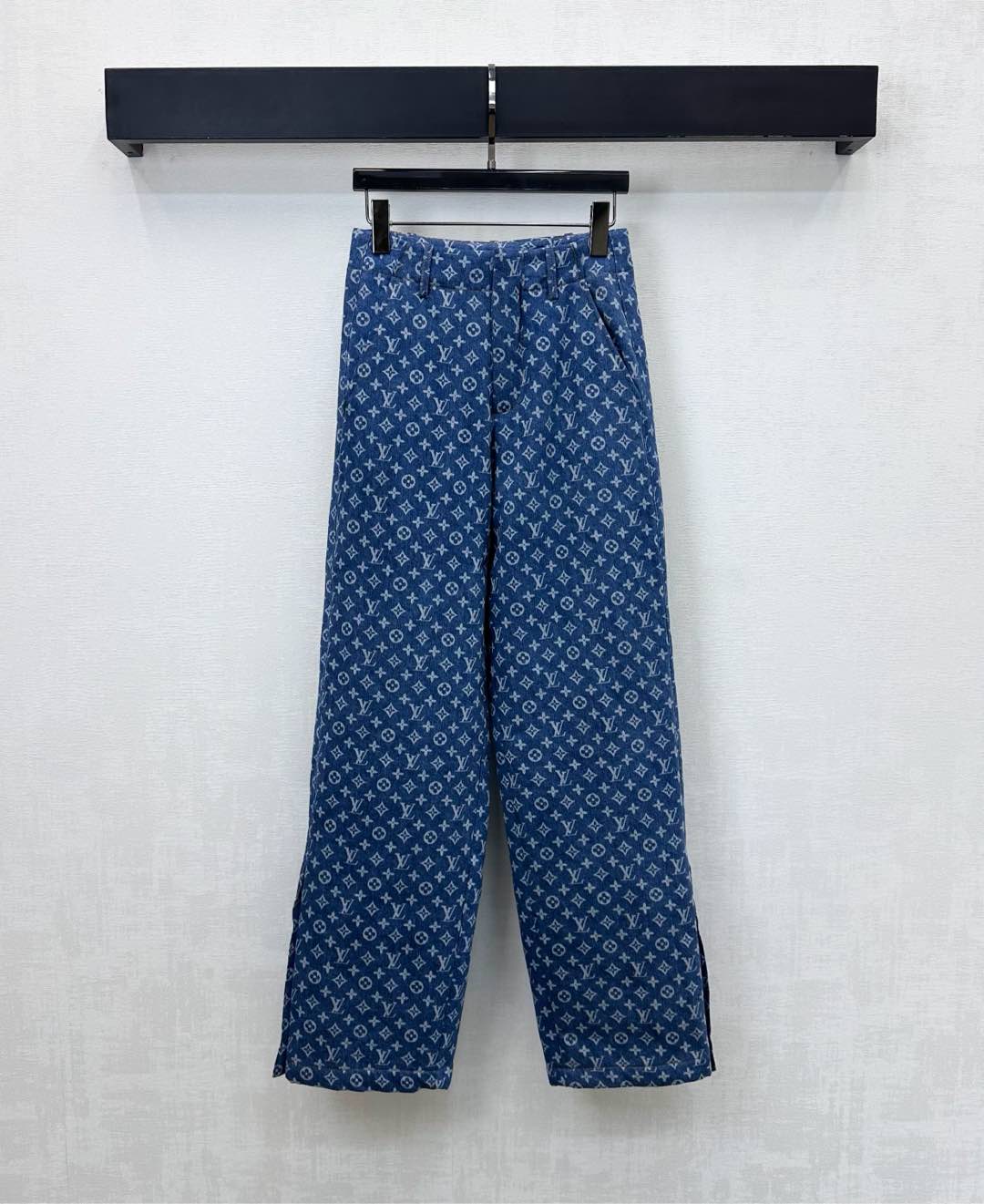 NO:606268,Louis Vuitto*2025 new product launch laser denim pants customized with YB imported twill cotton denim material. Crisp and stylish. The iconic laser four-leaf clover letter logo decoration is all over the body to highlight the brand tone. Cotton-filled design inside. Adjustable with snap buttons on the trouser legs to add layering to the look. Ensure fashion in autumn and winter without losing warmth. Development of surface accessories. High-waisted buttoned trousers cut. Can be paired with jackets from the same series. Complete set to coordinate and style. Can also be purchased separately.  high version L,,louis vuitton,jackets & coats,alexander wang19860909Louis Vuitto*2025新品上架激光牛仔棉裤定制YB进口斜纹全棉牛仔材质 挺括有型 通体满铺标志性激光四叶草字母徽标装饰 彰显品牌调性 内里充棉设计 配合裤腿按扣调节处理 增添造型层次感 秋冬保证时尚的同时又不失去保暖性能 面辅料开发 高腰系扣长裤剪裁 可搭配同系列外套 成套协调洋气 也可分开购入搭配 高版本L,,louis vuitton,jackets & coats,alexander wang,Women's clothing