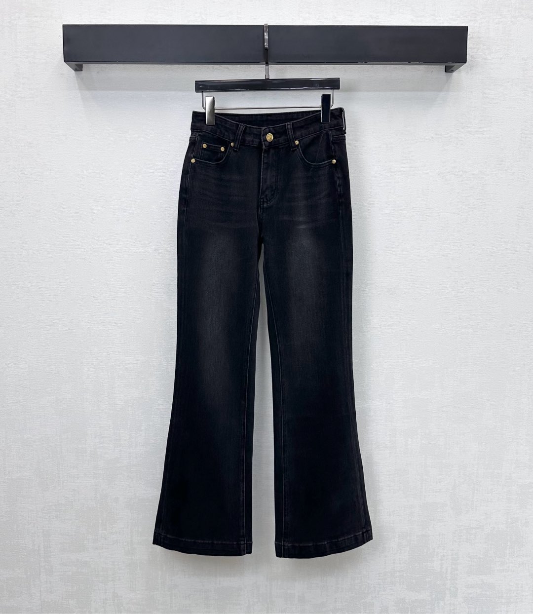 NO:606279,Chane*2025 new products are on the shelves. Slim-fitting denim bootcut trousers are made of YB imported twill cotton denim material. They are comfortable, stretchy and stylish. Decorated with hip pocket patch letter logo decoration. Echoing the engraved leather label on the waist. Highlighting the brand's tone. High-waisted buttoned version cut to show charming long legs and add layering to the look. Surface and accessories development. Stretch bootcut trousers are cut to be casually matched with tops for fashionable style. High version 2 colors 26-30,,chanel,alexander wang19860909Chane*2025新品上架修身牛仔微喇长裤定制YB进口斜纹棉牛仔材质 舒适弹力有型 饰以后臀口袋贴布字母徽标装饰 呼应腰间刻印皮标 彰显品牌调性 高腰系扣版型裁剪立显迷人长腿 增添造型层次感 面辅料开发 弹力微喇长裤剪裁随意搭配上装时髦洋气  高版本2色26-30,,chanel,alexander wang,Women's clothing