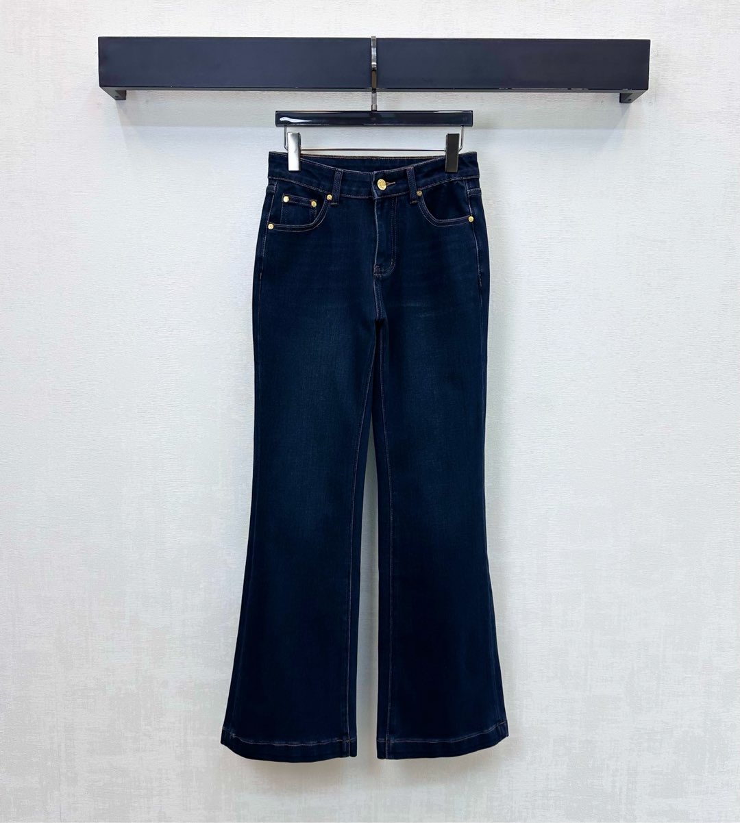 NO:606285,Chane*2025 new products are on the shelves. Slim-fitting denim bootcut trousers are made of YB imported twill cotton denim material. They are comfortable, stretchy and stylish. Decorated with hip pocket patch letter logo decoration. Echoing the engraved leather label on the waist. Highlighting the brand's tone. High-waisted buttoned version cut to show charming long legs and add layering to the look. Surface and accessories development. Stretch bootcut trousers are cut to be casually matched with tops for fashionable style. High version 2 colors 26-30,,chanel,alexander wang19860909Chane*2025新品上架修身牛仔微喇长裤定制YB进口斜纹棉牛仔材质 舒适弹力有型 饰以后臀口袋贴布字母徽标装饰 呼应腰间刻印皮标 彰显品牌调性 高腰系扣版型裁剪立显迷人长腿 增添造型层次感 面辅料开发 弹力微喇长裤剪裁随意搭配上装时髦洋气  高版本2色26-30,,chanel,alexander wang,Women's clothing