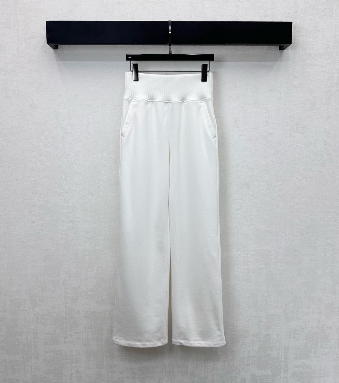 NO:606238,alo*2025 new products are on the shelves. High-waisted straight trousers are made of custom YB imported twill cotton. Breathable, comfortable and stylish. The waist is processed with elastic wide-threaded hemming details to add layering to the look. Iconic letter logo elements are decorated on the sides of the pants to highlight the brand's tone. Development of surface accessories. High-waisted straight trousers can be matched with sweatshirts from the same series. Easy to control for daily commuting. High version 2 colors, hoodie, sweatshirts, alexander wang19860909alo*2025新品上架高腰直筒长裤定制YB进口斜纹棉材质 透气舒适有型 腰间沿用弹力宽版螺纹包边细节处理 增添造型层次感 裤侧点缀标志性字母徽标元素装饰 彰显品牌调性 面辅料开发 高腰直筒长裤剪裁 可搭配同系列卫衣 日常通勤都能轻松驾驭 高版本2色,,hoodie,sweatshirts,alexander wang,Women's clothing