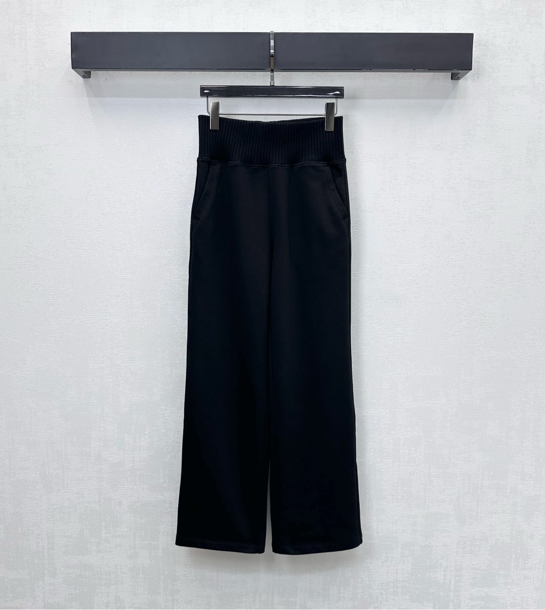 NO:606255,alo*2025 new products are on the shelves. High-waisted straight trousers are made of custom YB imported twill cotton. Breathable, comfortable and stylish. The waist is processed with elastic wide-threaded hemming details to add layering to the look. Iconic letter logo elements are decorated on the sides of the pants to highlight the brand's tone. Development of surface accessories. High-waisted straight trousers can be matched with sweatshirts from the same series. Easy to control for daily commuting. High version 2 colors, hoodie, sweatshirts, alexander wang19860909alo*2025新品上架高腰直筒长裤定制YB进口斜纹棉材质 透气舒适有型 腰间沿用弹力宽版螺纹包边细节处理 增添造型层次感 裤侧点缀标志性字母徽标元素装饰 彰显品牌调性 面辅料开发 高腰直筒长裤剪裁 可搭配同系列卫衣 日常通勤都能轻松驾驭 高版本2色,,hoodie,sweatshirts,alexander wang,Women's clothing