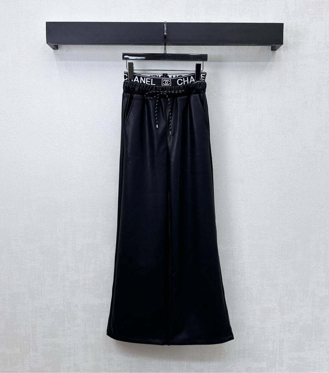 NO:606278,Chane*2025 new products are on the shelves. Webbing drawstring wide-leg leather trousers are made of YB imported washed leather. They are shiny and stylish. Short velvet brushed lining is warm and comfortable. Elastic webbing splicing design is used around the waist. Adjustable with cable drawstrings to add layering to the look. Iconic letters and logos are embellished to highlight the brand tone. Development of surface and accessories. High-waisted wide-leg trousers cut to show the charm of long legs. High version 36 38  40,,chanel,alexander wang19860909Chane*2025新品上架织带抽绳阔腿皮裤定制YB进口水洗皮革材质 光泽垂顺有型 内里短绒磨毛 保暖舒适 腰间沿用弹力织带拼接设计 配合绞花抽绳调节处理 增添造型层次感 标志性字母徽标点缀之上 彰显品牌调性 面辅料开发 高腰阔腿长裤版型剪裁 上身尽显长腿魅力  高版本36 38 40,,chanel,alexander wang,Women's clothing