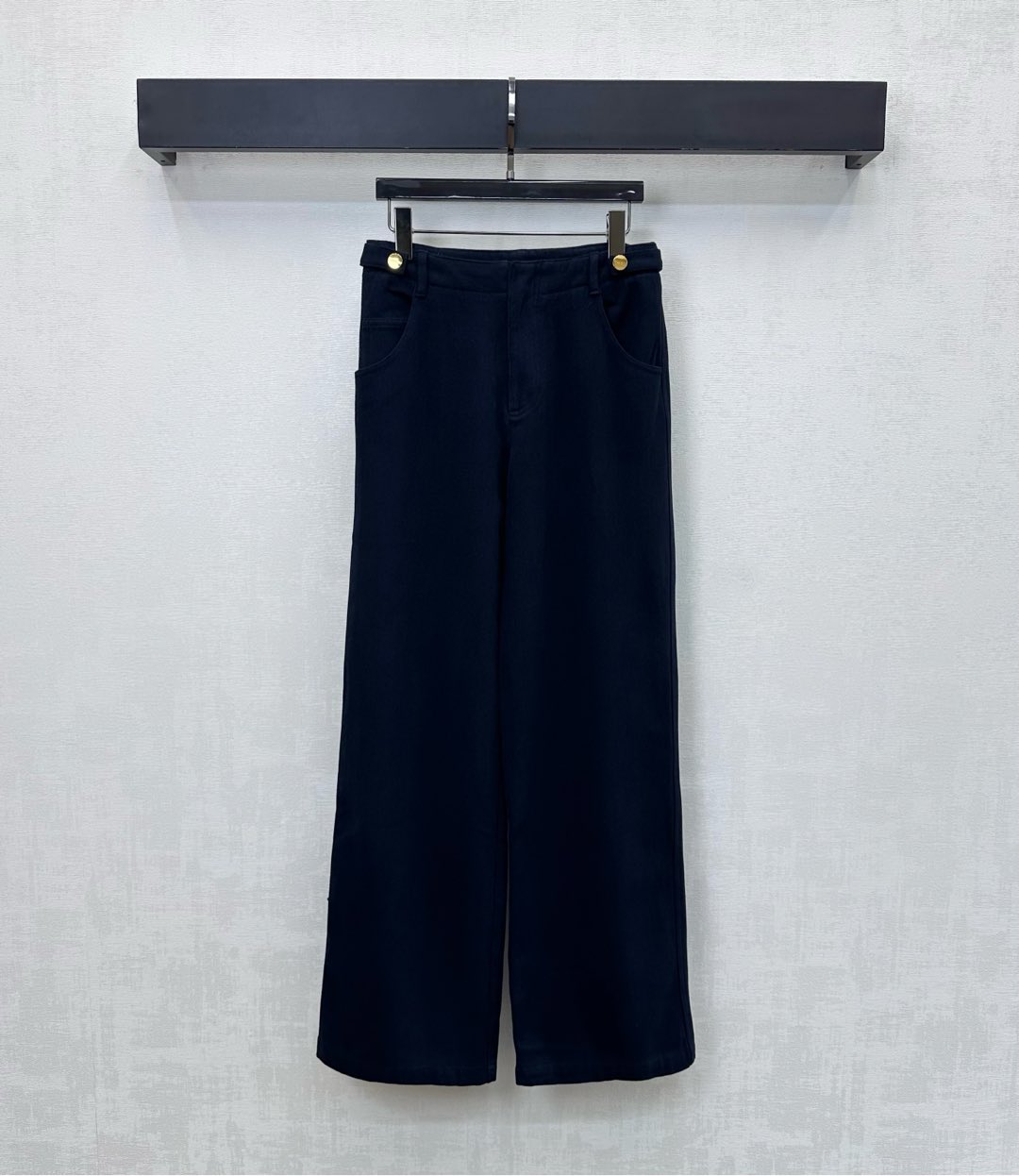 NO:606290,Miumi*2025 new products are on the shelves. Belt buckle plus velvet trousers are made of YB imported twill cotton. They are comfortable and stylish. Short pile brushed lining keeps warm and cold. Decorated with buckle adjustment design on both sides of the waist to add layering to the look. Metal engraved letter buttons are embellished and decorated. Echoing the embroidered logo on the hip pockets, highlighting the brand tone. Development of surface accessories. High-waisted wide-leg trousers cut in a high-street fashion style.  High version 2 colors,,miumiu,alexander wang19860909Miumi*2025新品上架腰带扣加绒长裤定制YB进口斜纹全棉材质 舒适有型 内里短绒磨毛保暖御寒 饰以腰身两侧带扣调节设计 增添造型层次感 金属刻印字母纽扣点缀装饰 呼应后臀口袋刺绣徽标 彰显品牌调性 面辅料开发 高腰阔腿长裤版型剪裁 穿出满满的高街时髦风格 高版本2色,,miumiu,alexander wang,Women's clothing