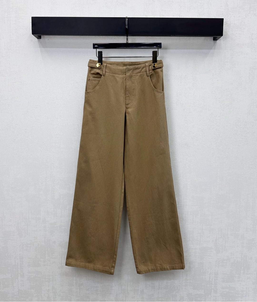 NO:606267,Miumi*2025 new products are on the shelves. Belt buckle plus velvet trousers are made of YB imported twill cotton. They are comfortable and stylish. Short pile brushed lining keeps warm and cold. Decorated with buckle adjustment design on both sides of the waist to add layering to the look. Metal engraved letter buttons are embellished and decorated. Echoing the embroidered logo on the hip pockets, highlighting the brand tone. Development of surface accessories. High-waisted wide-leg trousers cut in a high-street fashion style.  High version 2 colors,,miumiu,alexander wang19860909Miumi*2025新品上架腰带扣加绒长裤定制YB进口斜纹全棉材质 舒适有型 内里短绒磨毛保暖御寒 饰以腰身两侧带扣调节设计 增添造型层次感 金属刻印字母纽扣点缀装饰 呼应后臀口袋刺绣徽标 彰显品牌调性 面辅料开发 高腰阔腿长裤版型剪裁 穿出满满的高街时髦风格 高版本2色,,miumiu,alexander wang,Women's clothing