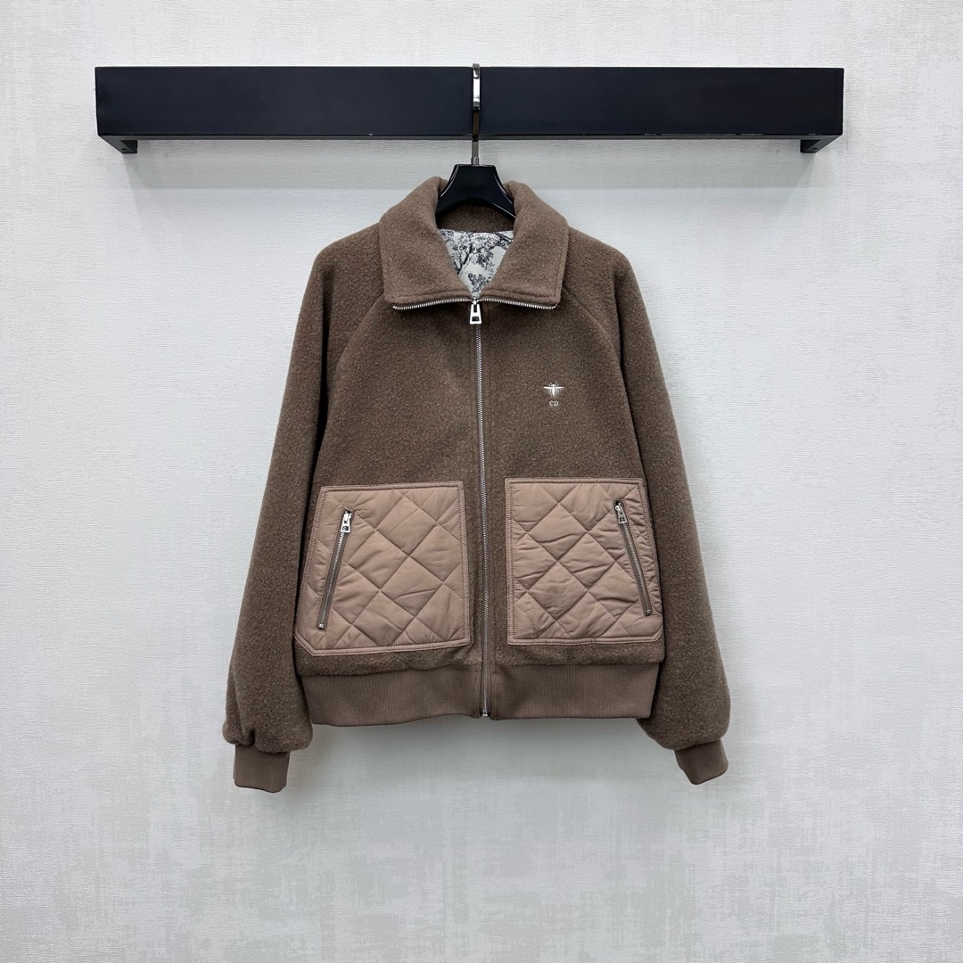 NO:606246,Dio*2025 new products are on the shelves. The spliced woolen jacket is made of YB imported wool material. The texture is obvious. The cuffs are tightened with elastic threads. It is designed with spliced nylon rhombus pockets to add layering to the look. The iconic bee CD embroidery logo is embellished on the chest. It echoes the lining with natural jungle element patterns of flora and fauna. Highlights the brand tone. Development of surface accessories. Lapel zipper jacket tailoring. High-end fashion for autumn and winter. High version 2 colors, dior, jackets  & coats,jackets & coats,alexander wang19860909Dio*2025新品上架拼接毛呢夹克外套定制YB进口毛呢材质 肌理明显 袖口下摆沿用弹力螺纹收紧处理 配合拼接尼龙菱格口袋设计 增添造型层次感 胸前点缀标志性蜜蜂CD刺绣徽标 呼应内衬满铺动植物自然丛林元素图案 彰显品牌调性 面辅料开发 翻领拉链外套剪裁 秋冬穿搭高级时髦 高版本2色,,dior,jackets & coats,jackets & coats,alexander wang,Women's clothing