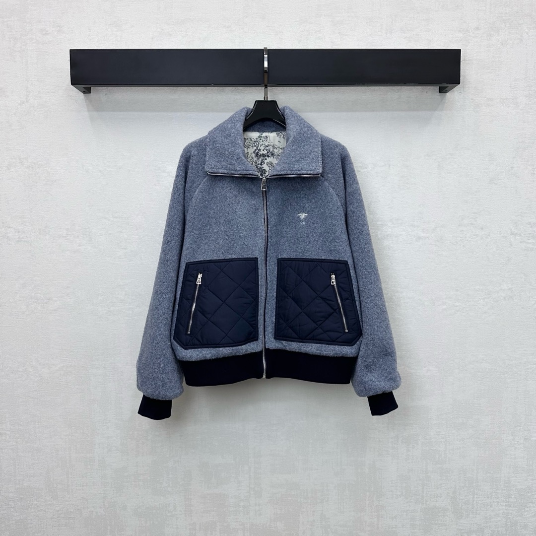 NO:606242,Dio*2025 new products are on the shelves. The spliced woolen jacket is made of custom YB imported woolen material. The texture is obvious. The cuffs and hems are tightened with elastic threads. It is designed with spliced nylon rhombus pockets to add layering to the look. The iconic bee CD embroidery logo is embellished on the chest. It echoes the lining with natural jungle element patterns of flora and fauna. Highlights the brand tone. Development of surface accessories. Lapel zipper jacket tailoring. High-end fashion for autumn and winter.  High version 2 colors L,,dior,jackets & coats,jackets & coats,alexander wang19860909Dio*2025新品上架拼接毛呢夹克外套定制YB进口毛呢材质 肌理明显 袖口下摆沿用弹力螺纹收紧处理 配合拼接尼龙菱格口袋设计 增添造型层次感 胸前点缀标志性蜜蜂CD刺绣徽标 呼应内衬满铺动植物自然丛林元素图案 彰显品牌调性 面辅料开发 翻领拉链外套剪裁 秋冬穿搭高级时髦 高版本2色L,,dior,jackets & coats,jackets & coats,alexander wang,Women's clothing