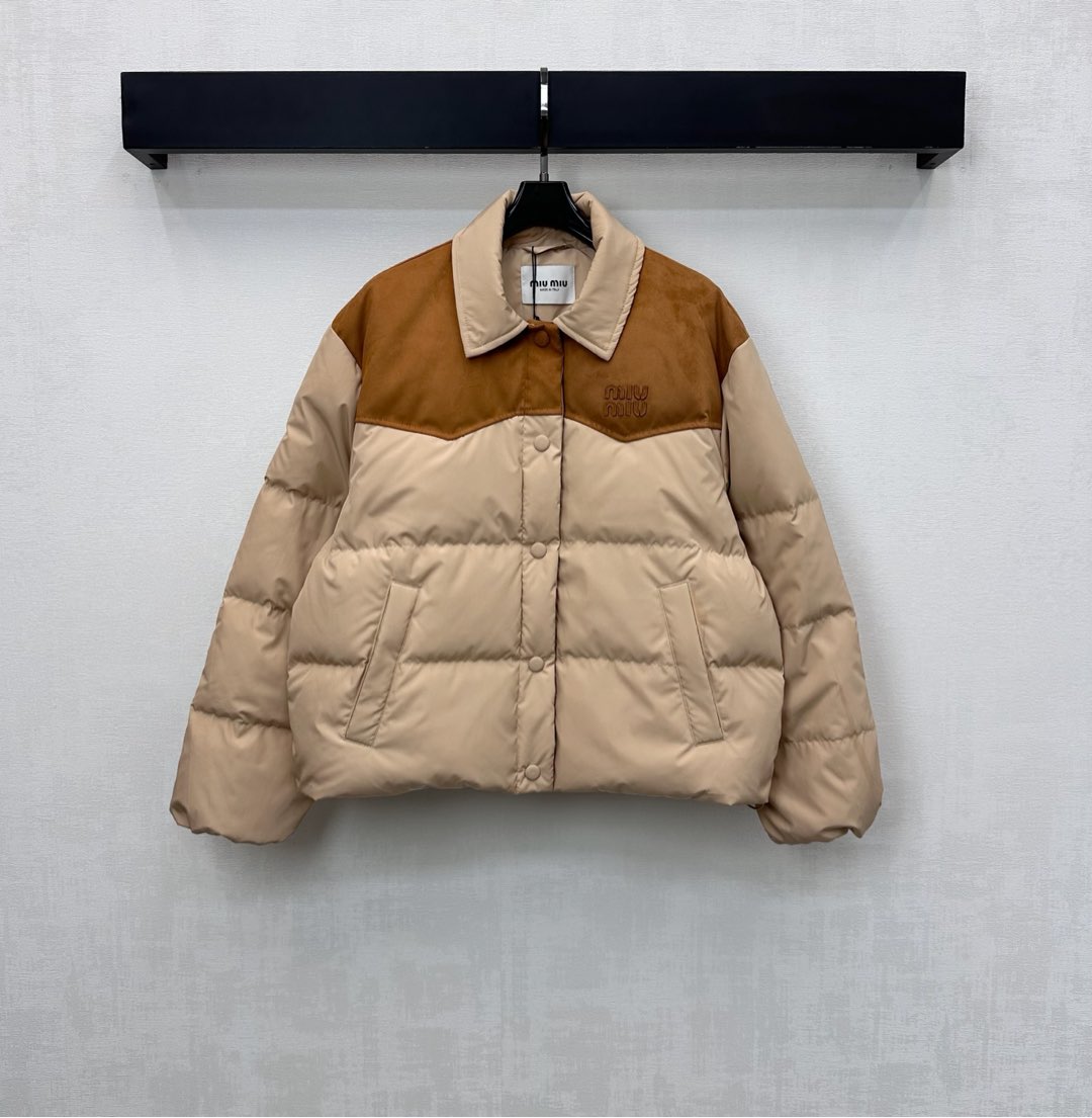 NO:606266,Comes with dust bag Miumi*2025 new arrivals, spliced contrasting color down jacket, customized YB imported windproof and waterproof nylon material, white goose down filling inside, the whole piece is light and warm, rectangular embossed treatment throughout the body, combined with the contrasting color design on the chest and shoulders, adding a sense of layering to the look. The iconic letters and logo decoration on the chest highlight the brand tone. Development of surface accessories. Lapel open button jacket tailoring. The first choice for layering in autumn and winter. Down filling standard: national standard 90 down  Filling material: white goose down high version 2 colors, miumiu, jackets & coats, down jacket, alexander wang19860909配防尘袋Miumi*2025新品上架拼接撞色羽绒外套定制YB进口防风防水尼龙材质 内里白鹅绒填充 整件轻盈保暖 通体长方格压纹处理 配合胸前肩膀拼接撞色设计 增添造型层次感 胸前点缀标志性字母徽标装饰 彰显品牌调性 面辅料开发 翻领开襟按扣外套剪裁 秋冬叠穿首选 充绒标准:国标90绒 充绒物:白鹅绒  高版本2色,,miumiu,jackets & coats,down jacket,alexander wang,Women's clothing