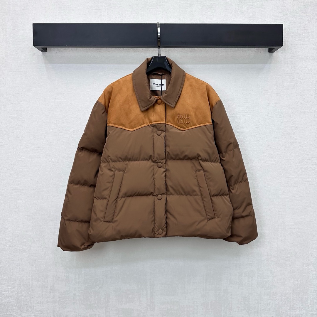 NO:606272,Comes with dust bag Miumi*2025 new arrivals, spliced contrasting color down jacket, customized YB imported windproof and waterproof nylon material, white goose down filling inside, the whole piece is light and warm, rectangular embossed treatment throughout the body, combined with the contrasting color design on the chest and shoulders, adding a sense of layering to the look. The iconic letters and logo decoration on the chest highlight the brand tone. Development of surface accessories. Lapel open button jacket tailoring. The first choice for layering in autumn and winter. Down filling standard: national standard 90 down  Filling material: white goose down high version 2 colors, miumiu, jackets & coats, down jacket, alexander wang19860909配防尘袋Miumi*2025新品上架拼接撞色羽绒外套定制YB进口防风防水尼龙材质 内里白鹅绒填充 整件轻盈保暖 通体长方格压纹处理 配合胸前肩膀拼接撞色设计 增添造型层次感 胸前点缀标志性字母徽标装饰 彰显品牌调性 面辅料开发 翻领开襟按扣外套剪裁 秋冬叠穿首选 充绒标准:国标90绒 充绒物:白鹅绒  高版本2色,,miumiu,jackets & coats,down jacket,alexander wang,Women's clothing