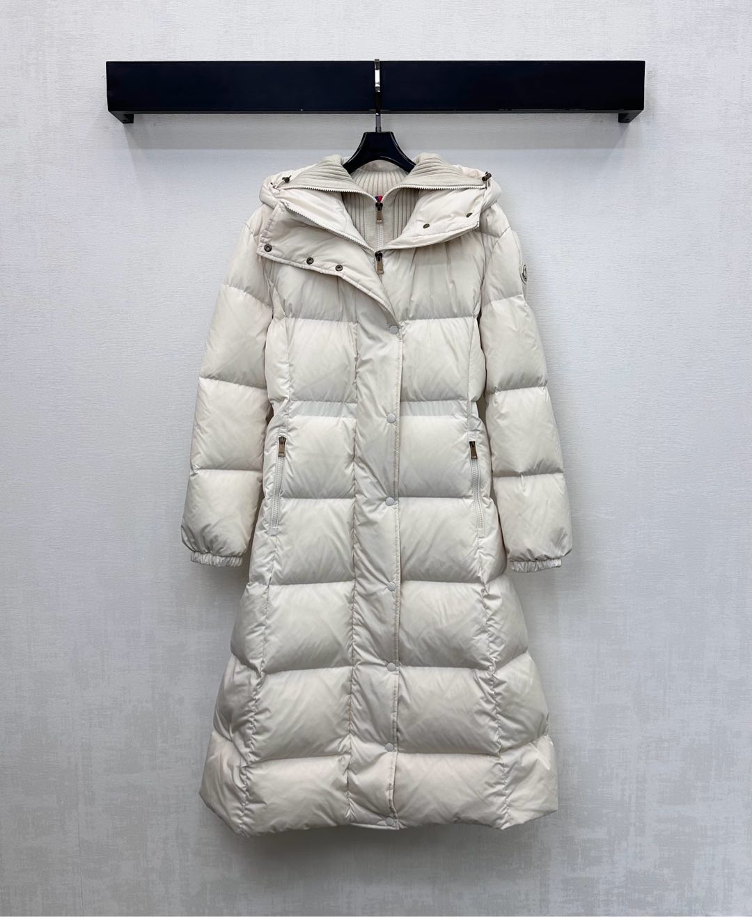NO:608220,Equipped with dust bag  Warm and not bloated, a must-have item to keep out the cold in autumn and winter. Down filling standard: national standard 90 down. Down filling: white goose down. High version 2 colors 0-3, jackets & coats, down jacket, hats, alexander wang19860909配防尘袋Moncle*2025新品上架连帽收腰长款羽绒外套定制YB进口尼龙材质 内里白鹅绒填充 整件轻盈保暖 通体长方形压纹配合领口延伸至前襟针织拼接设计 增添造型层次感 可作立领围脖更保暖 搭配腰身弹力松紧带勾勒曲线划分比例 袖臂点缀标志性徽章装饰 彰显品牌调性 面辅料开发 连帽长款外套剪裁 暖和不显臃肿 秋冬必备御寒单品 充绒标准:国标90绒 充绒物:白鹅绒  高版本2色0-3,,jackets & coats,down jacket,hats,alexander wang,Women's clothing